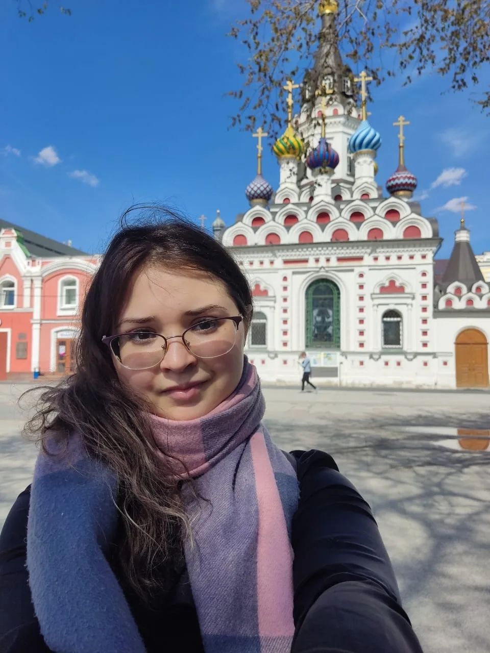 На фоне церкви / Фото Даши Тереховой