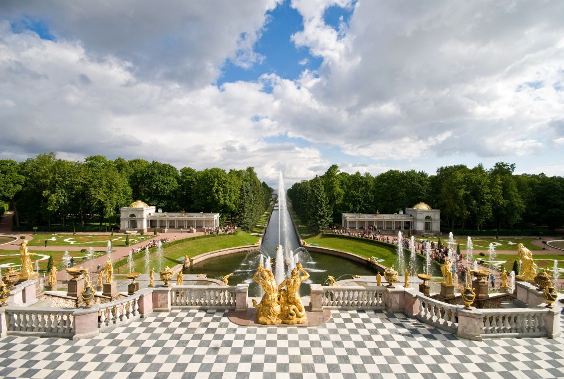 Весной стартует сезон фонтанов в Петергофе (Bonerok / Canva)