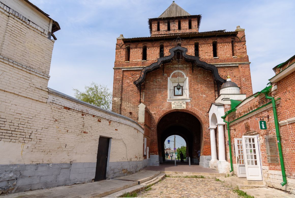 Пятницкая башня со сквозным проходом (Ershov_Maks / Canva)