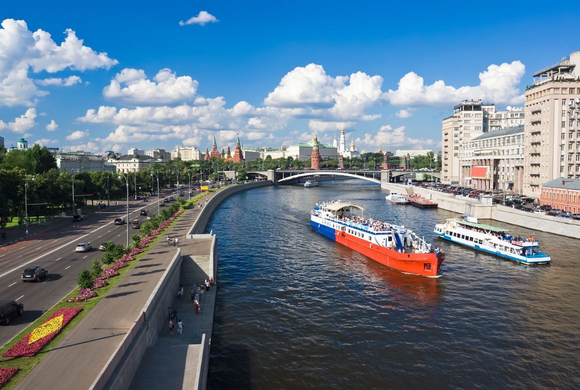 Прогулки по Москве-реке не выходят из моды (iSailorr / Canva)