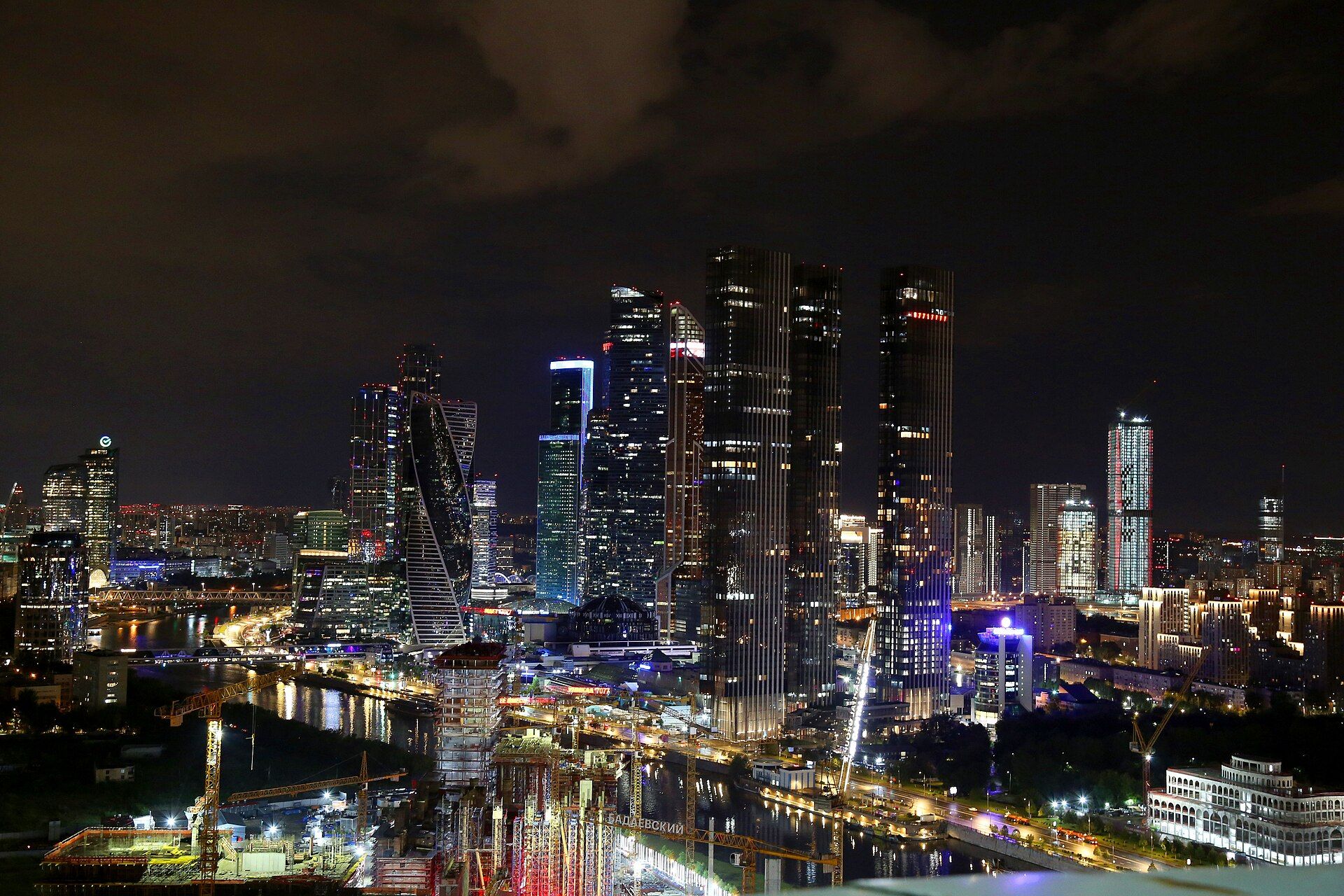Представьте какой вид на салют будет с крыш Москва-Сити / фото Safa.daneshvar. / wikimedia