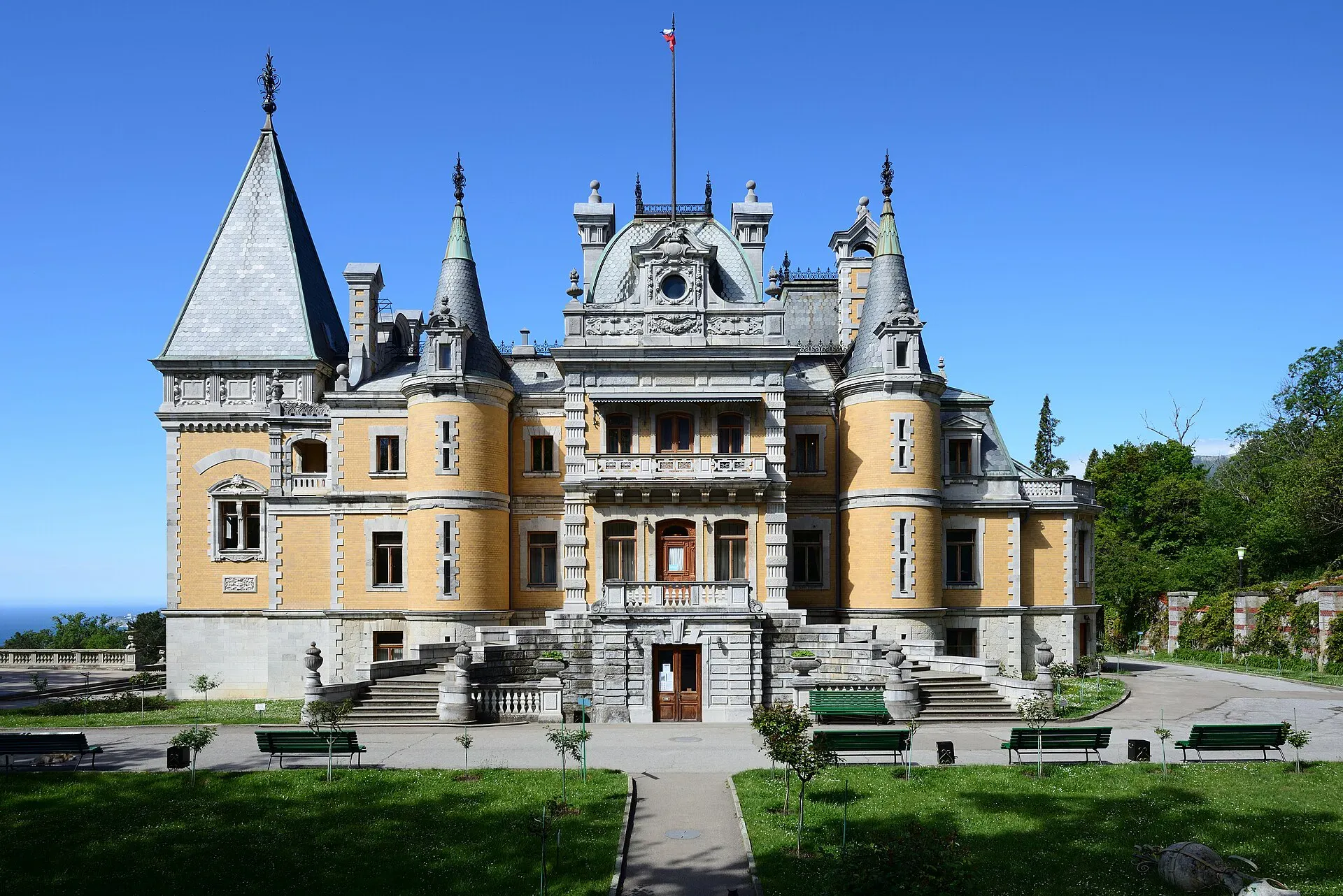 Массандровский дворец — еще один ялтинский шедевр / фото Hamerani / wikimedia
