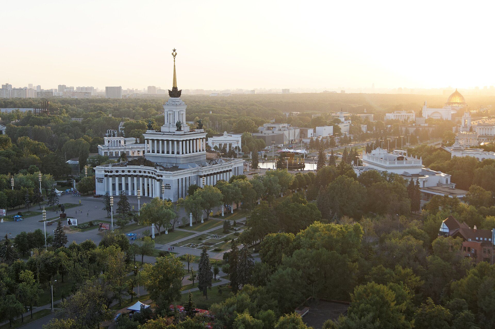 Главный павильон ВДНХ / фото Вячеслав Аргенберг / wikimedia