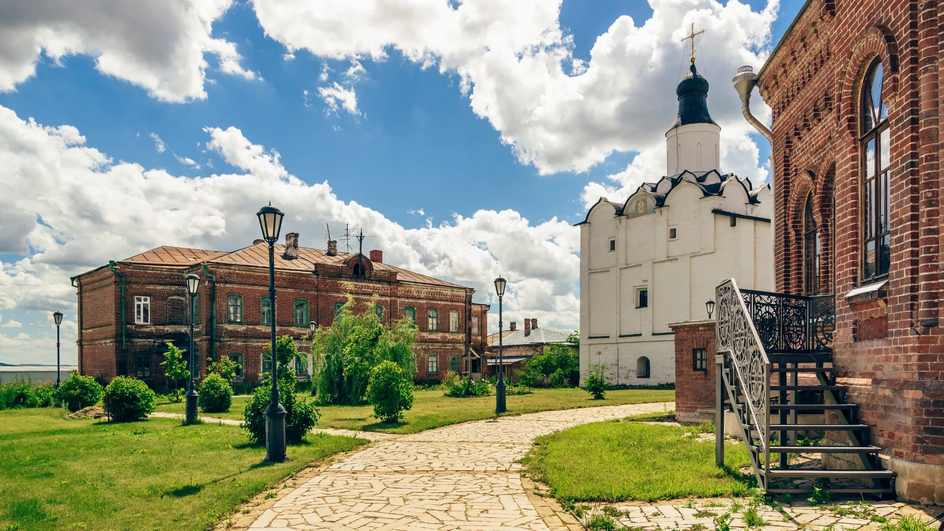 На острове есть женский монастырь. Фото: seva_blsv от Getty Images | Canva