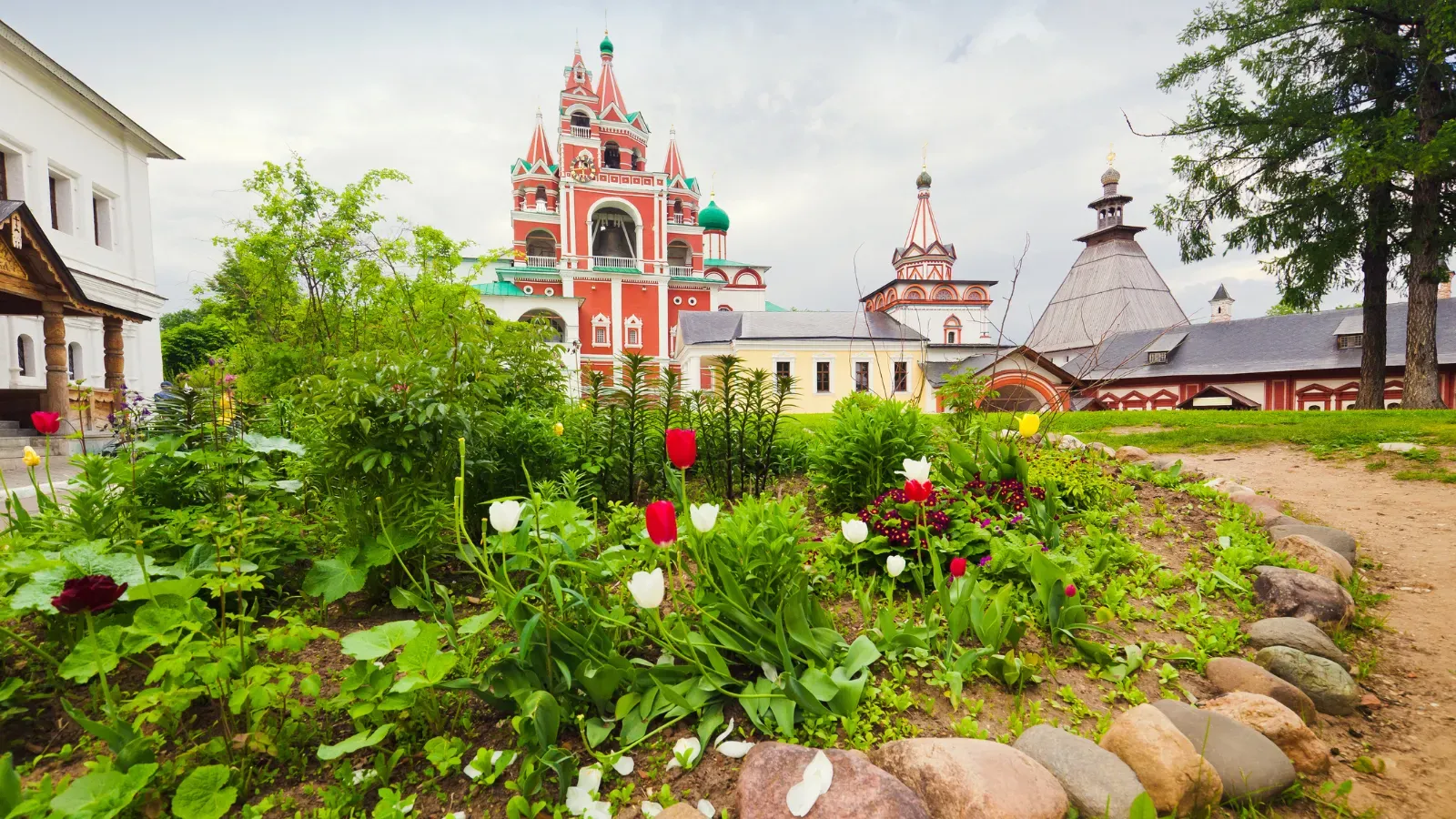 Саввино-Сторожевский монастырь весной / 0shi / Canva