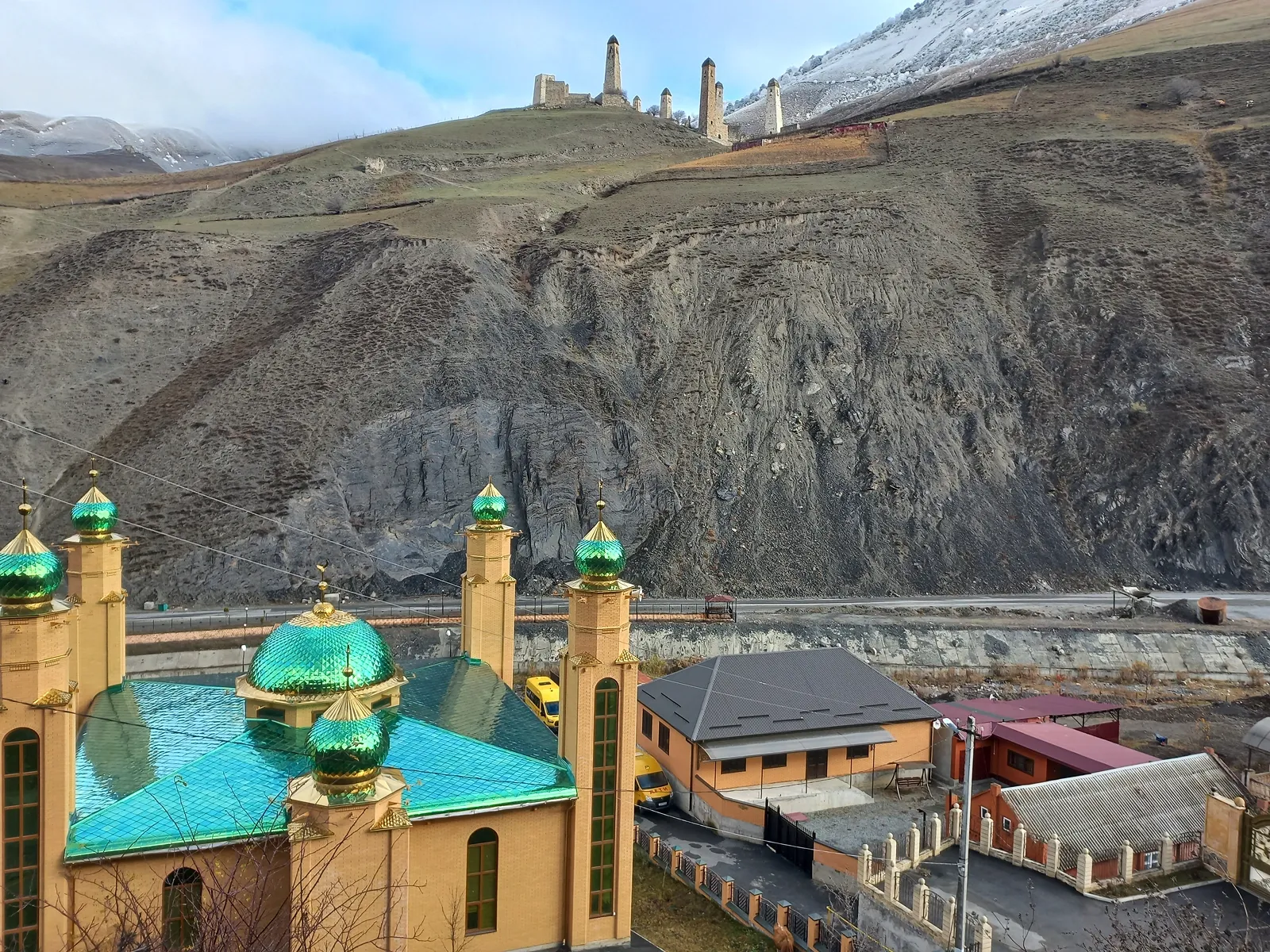 Контраст современных построек и древних башен / фото Дарины Устич