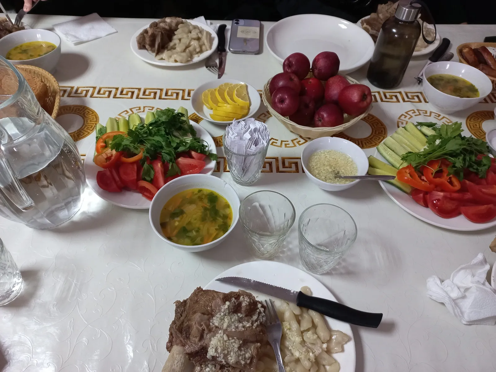 Местная трапеза. Фото Дарины Устич