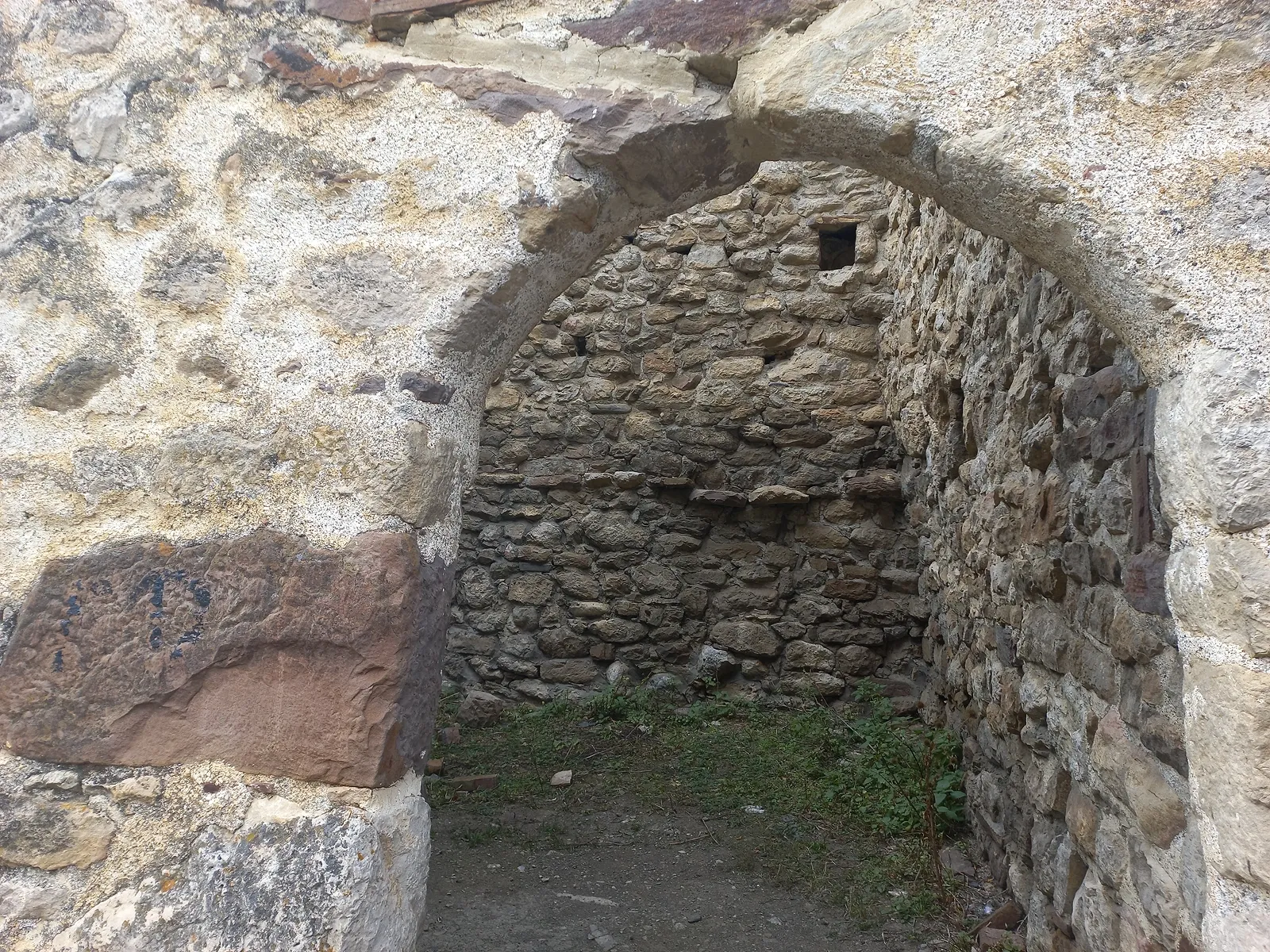 Прочный состав до сих пор не даёт трещин / фото Дарины Устич