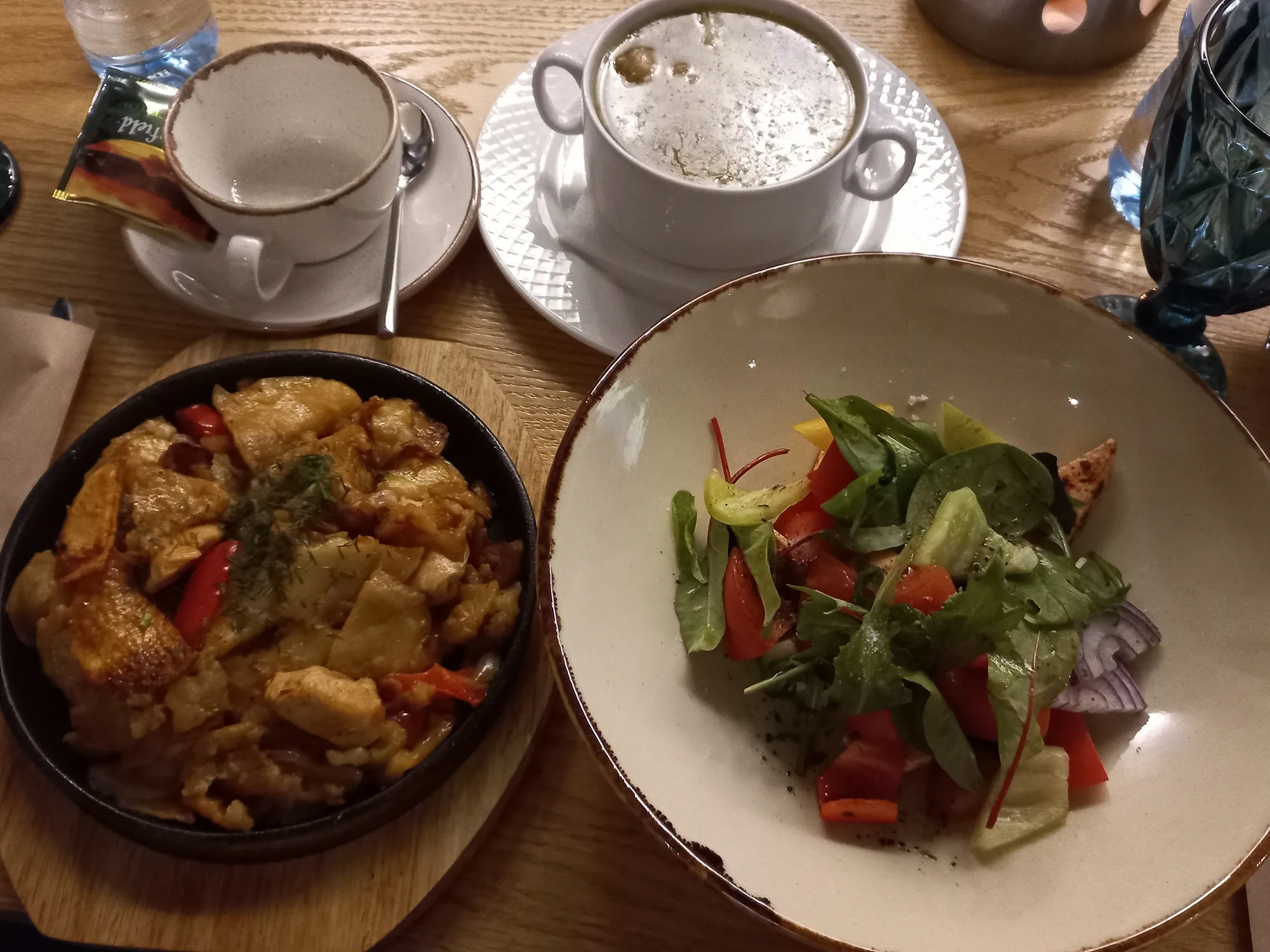 Сытный обед по-чеченски: суп жижиган-чорпа, салат и тушёная баранина с овощами. Фото Дарины Устич