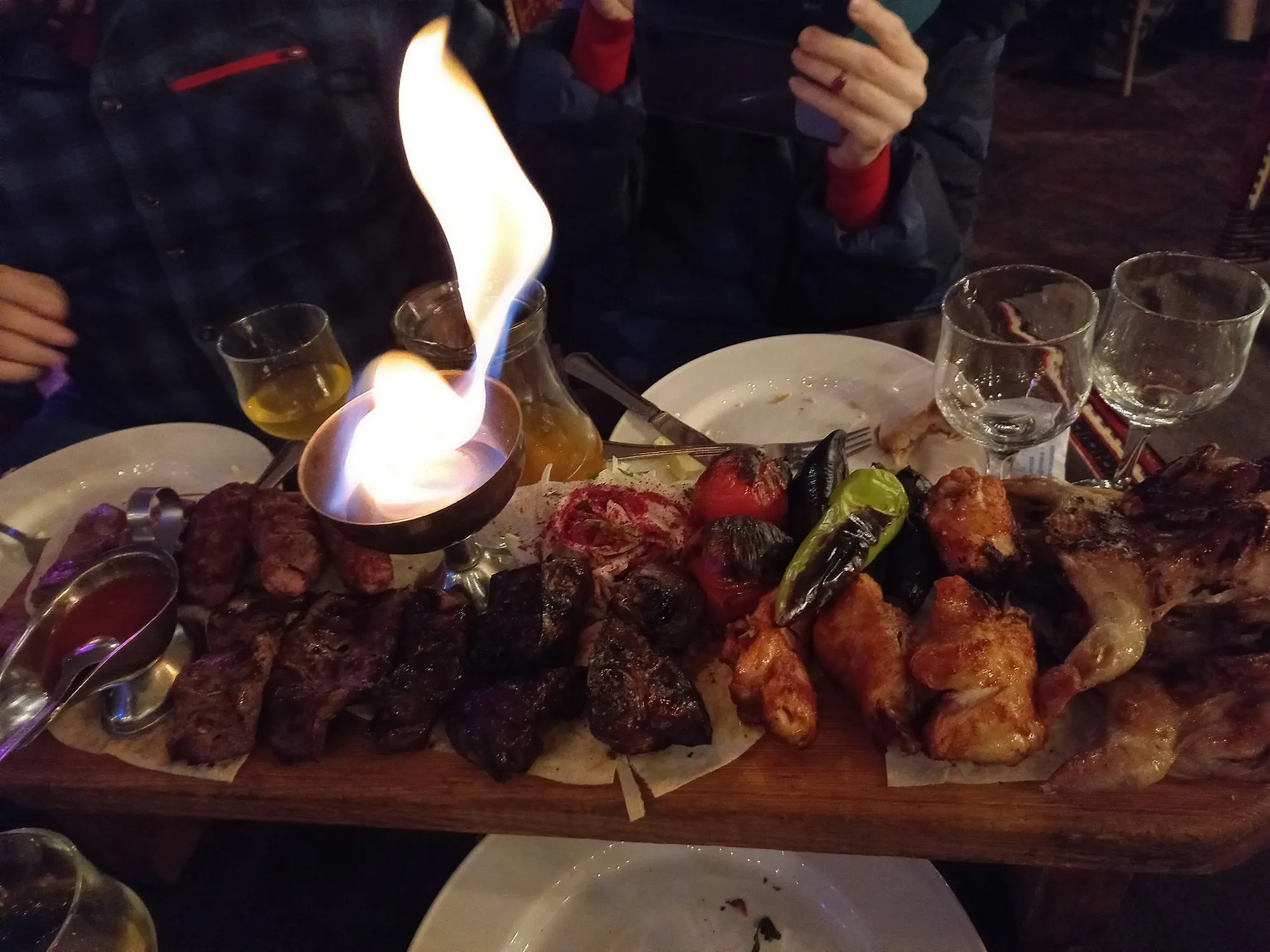 Часто подача блюд превращается в настоящее шоу. Наесться ими невозможно. Фото Дарины Устич