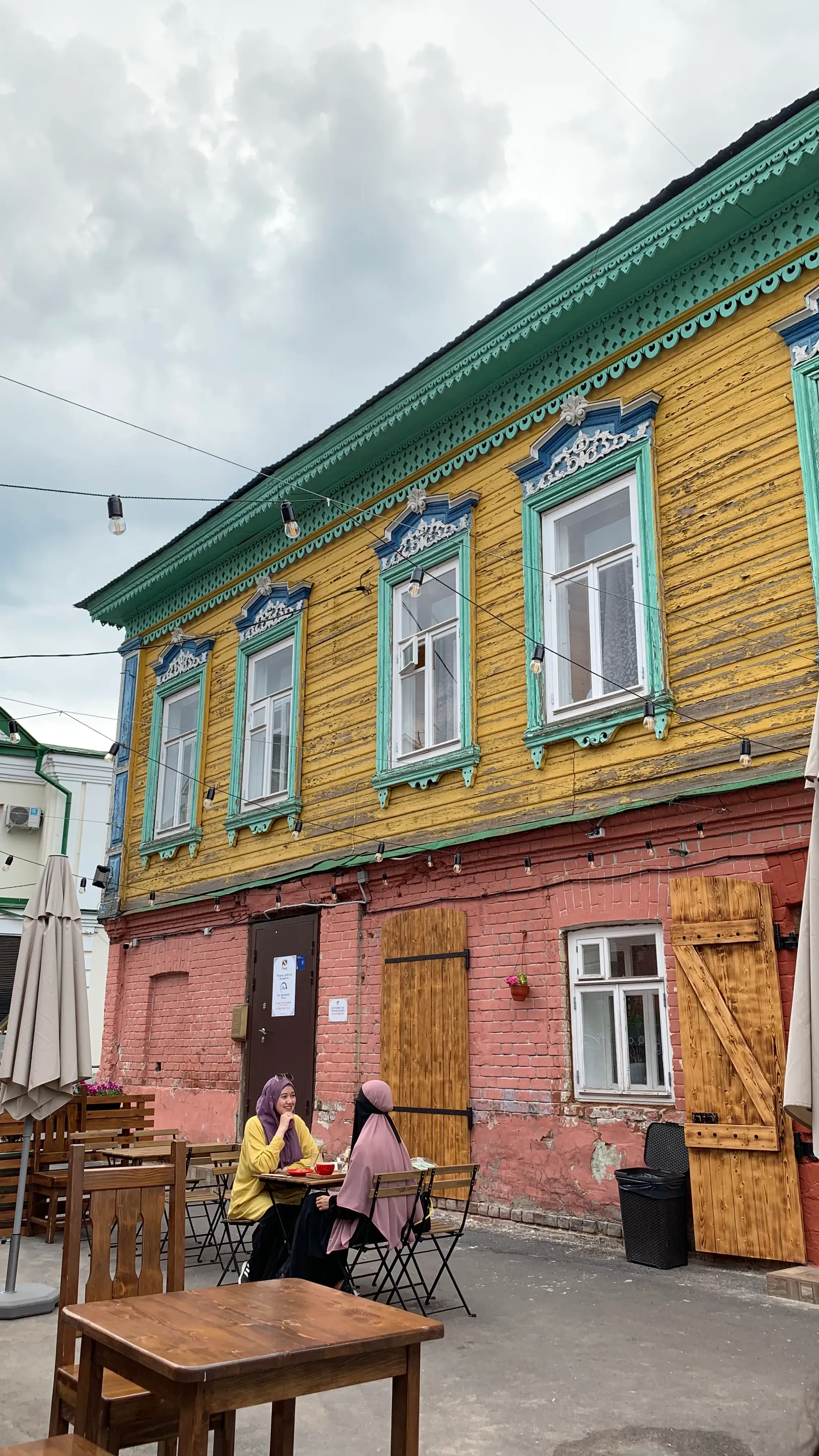 Заглядывайте во дворики слободы...