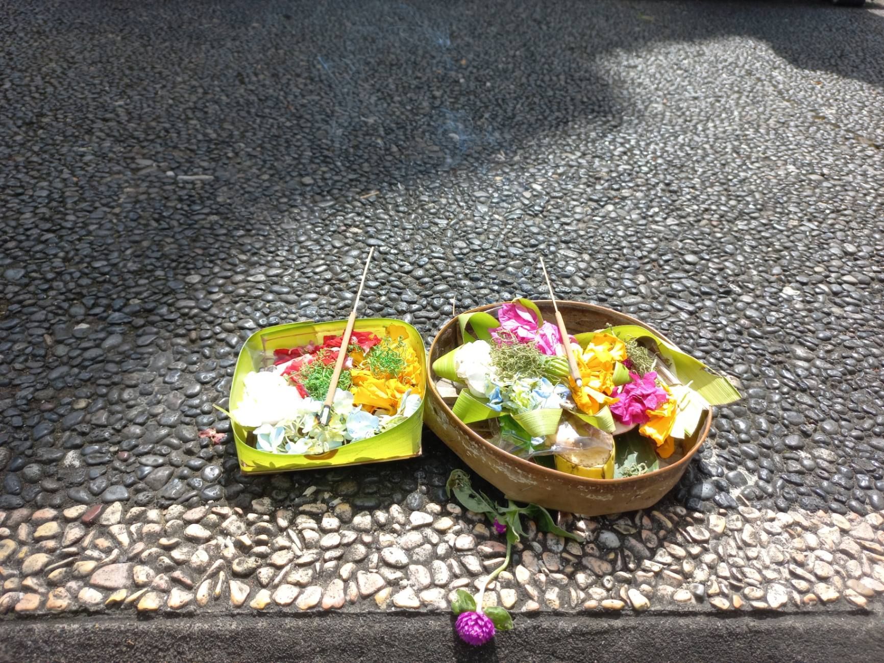 Подношения духам и божествам есть не только в храмах, но и в кафе, на лодках и даже на фюзеляже самолётов. Фото Дарины Устич