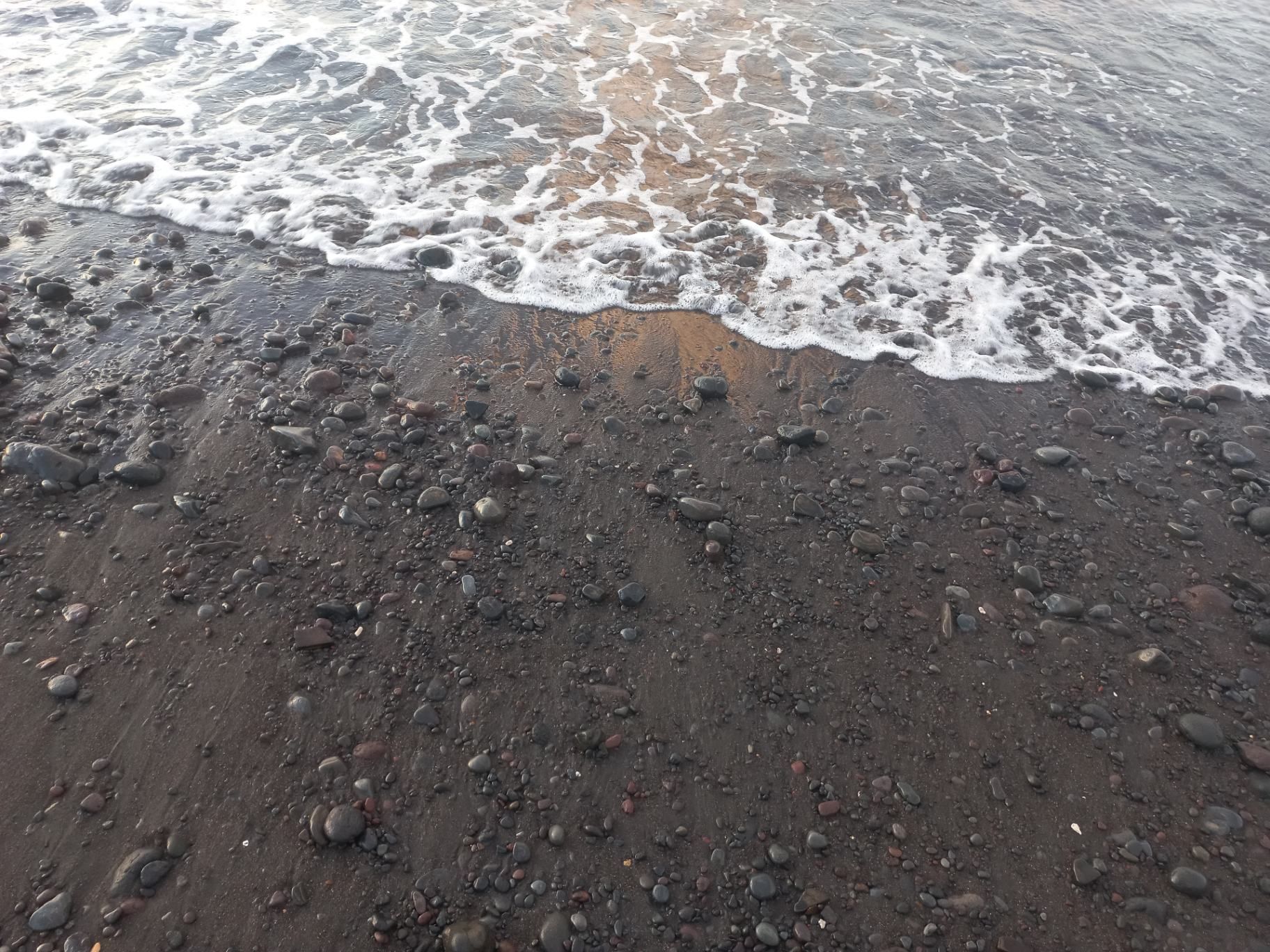 Часто песок мелкий, но бывает и такой. Фото Дарины Устич