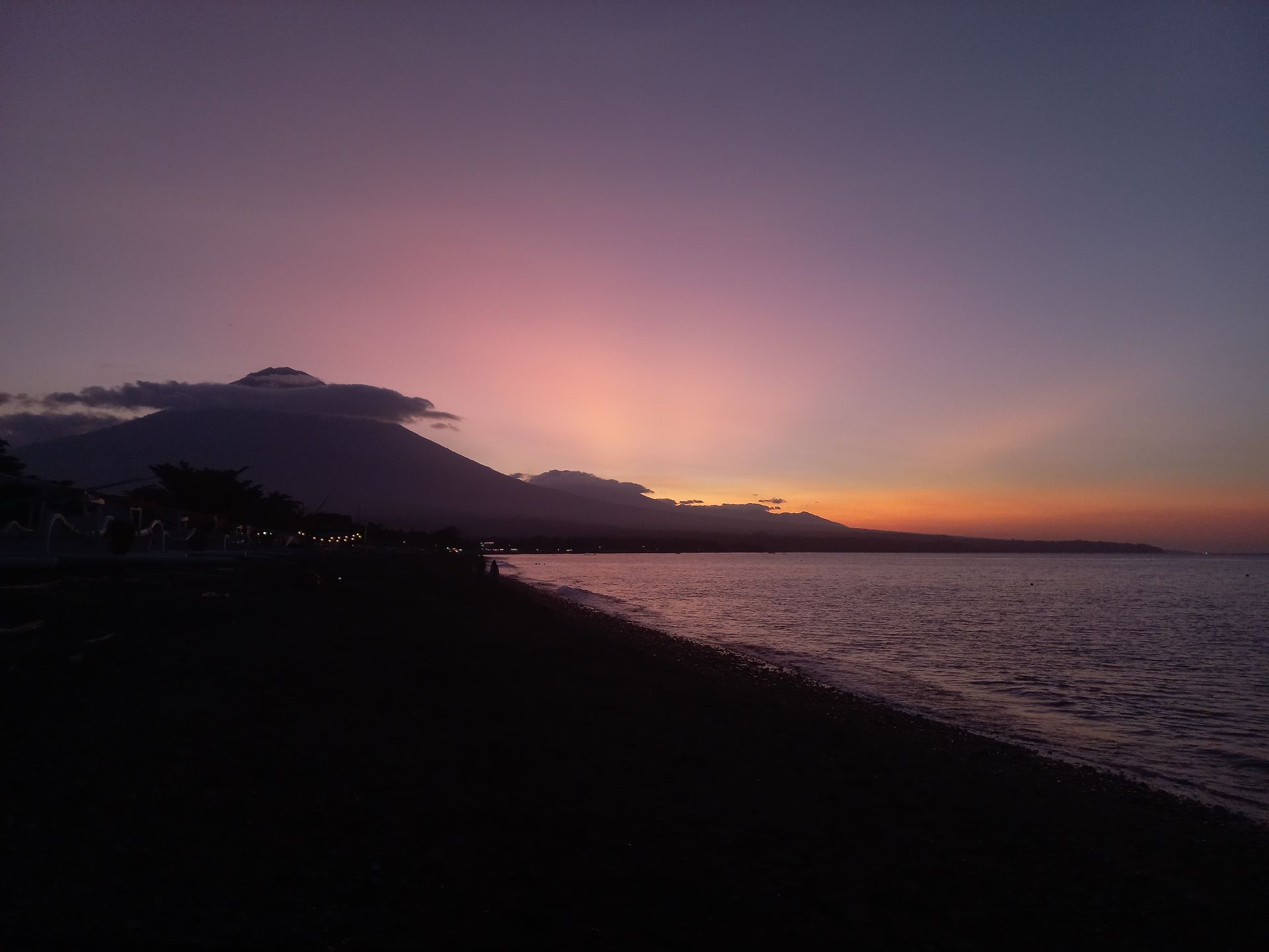 Роскошный закат в Амеде с видом на Агунг. Фото Дрины Устич