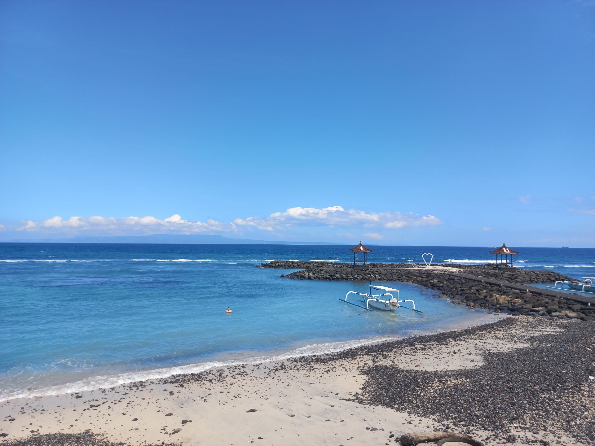 Контраст песка виден прямо на берегу. Фото Дарины Устич