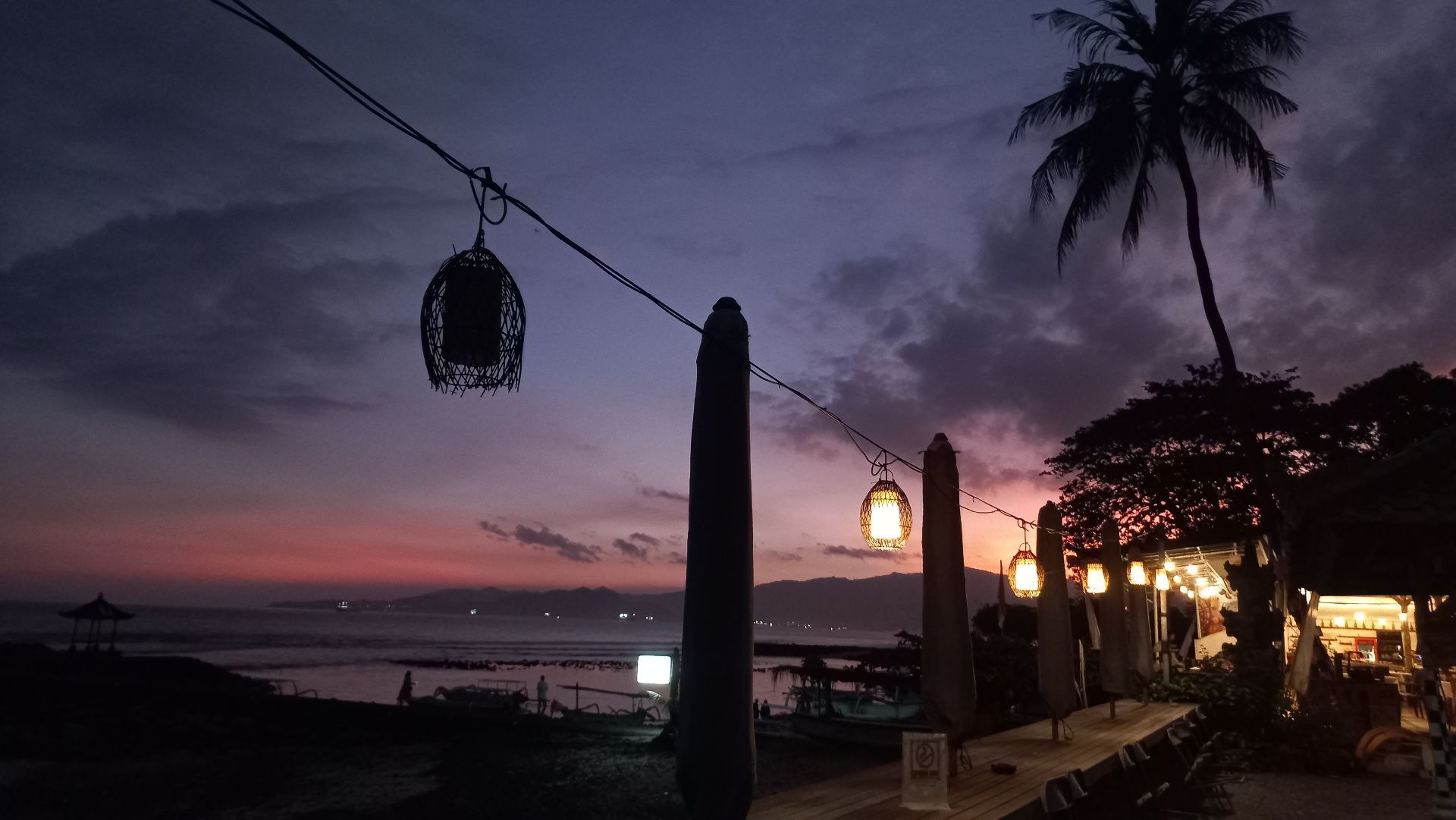 Закат в Чандидасе. Вид из местного кафе. Фото Дарины Устич