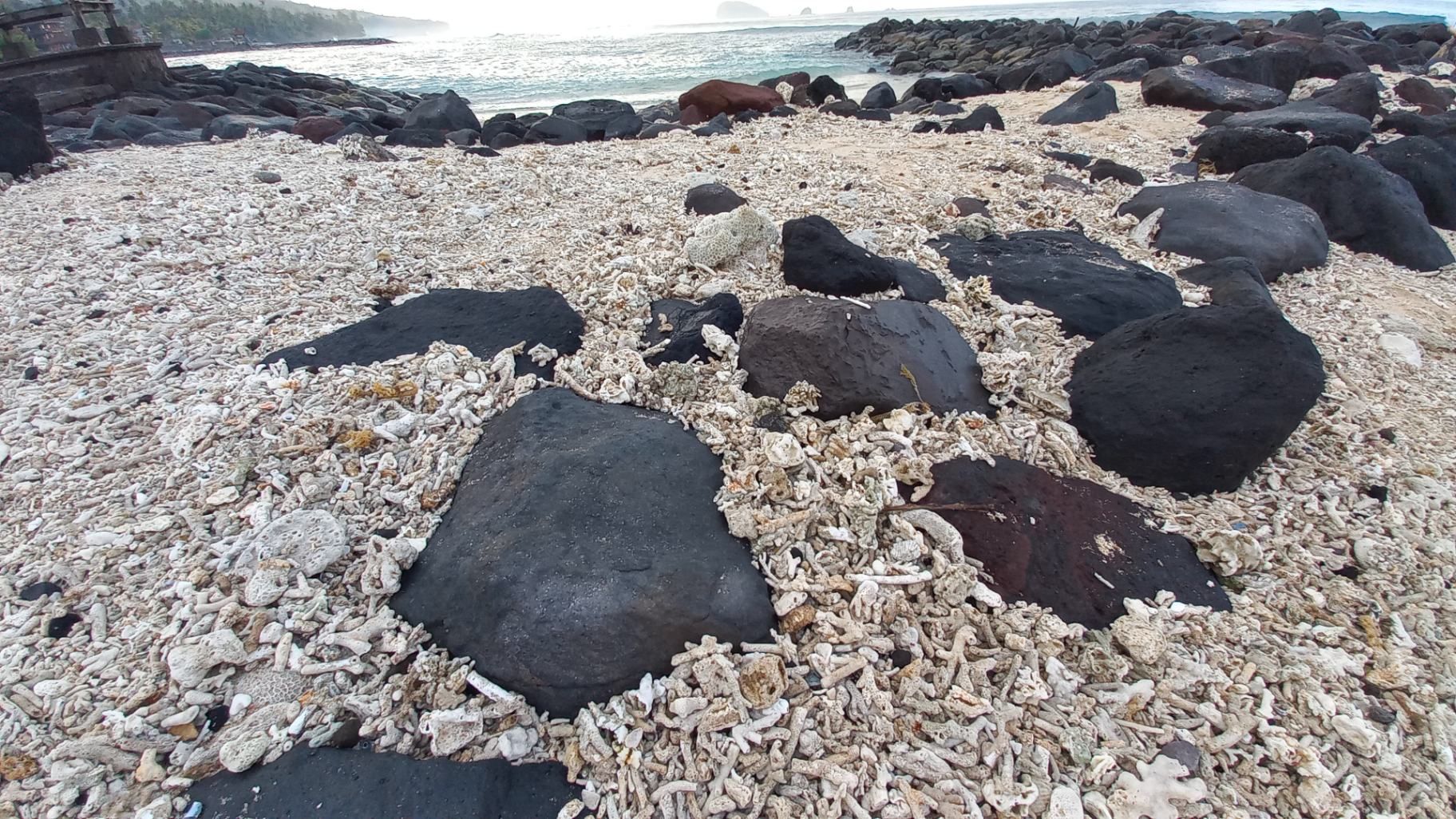 Участок пляжа Чандидасы (восток Бали). Фото Дарины Устич