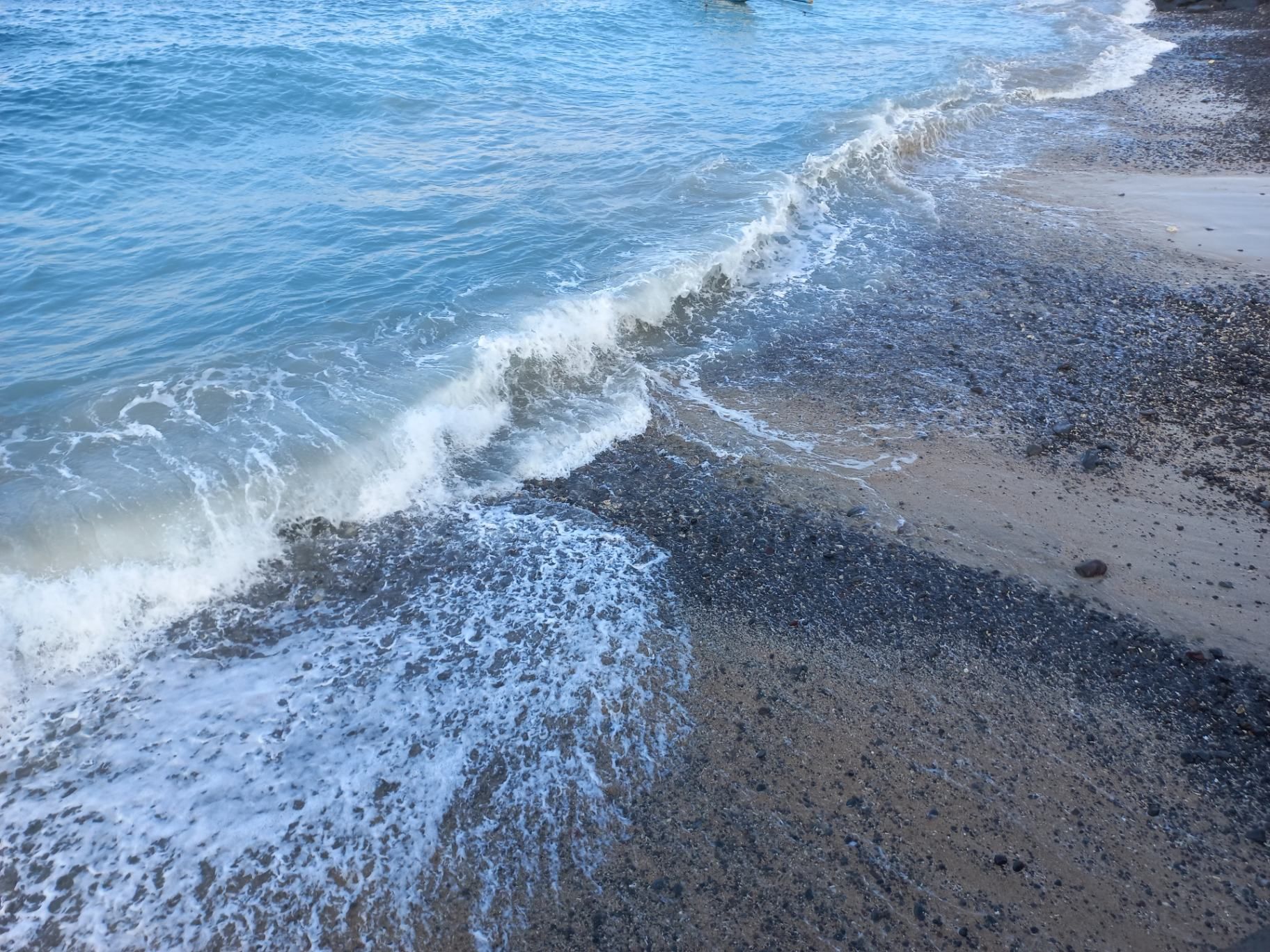 Необычный песок с наследием вулкана. Фото Дарины Устич