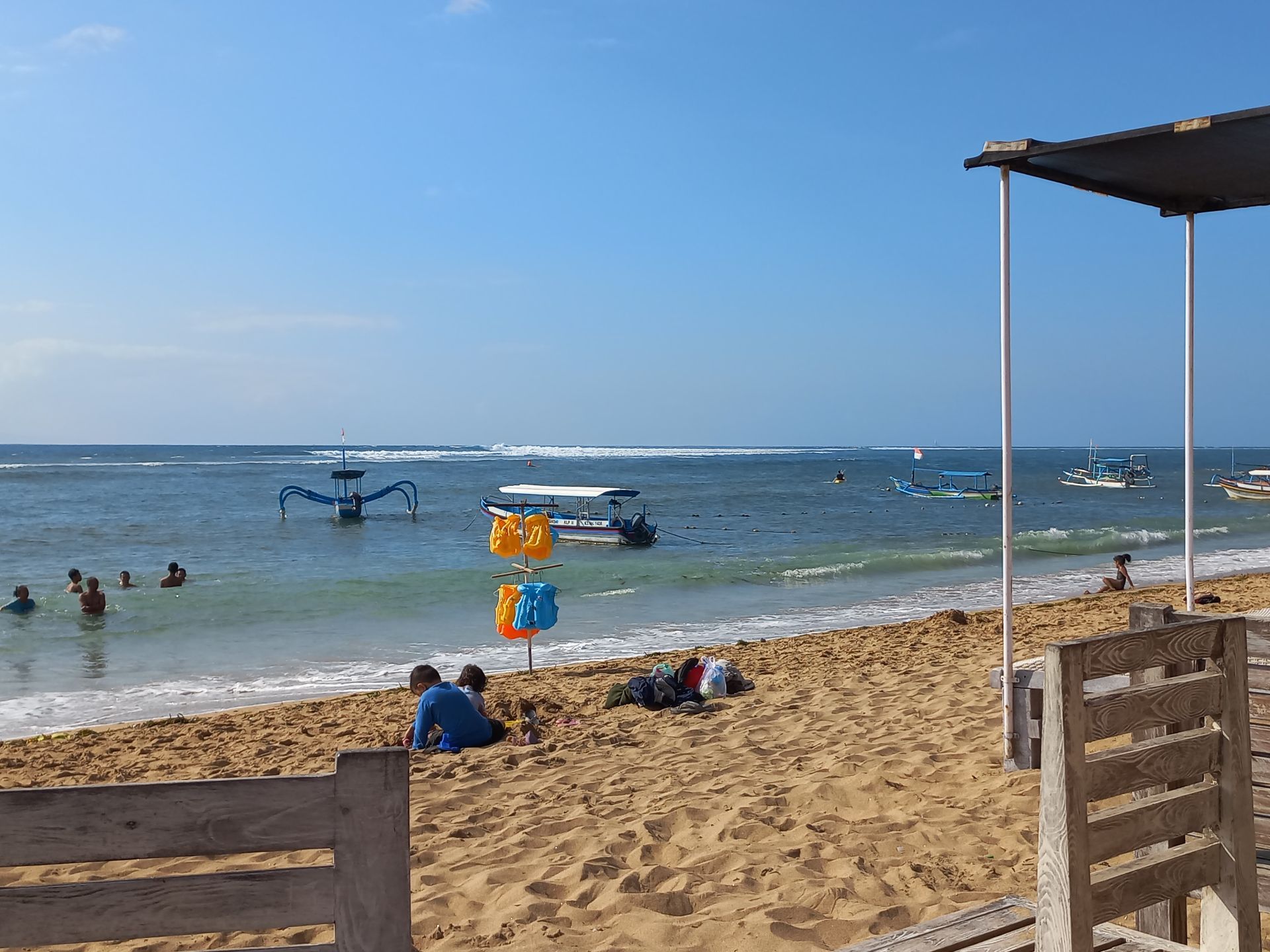 Золотистый песок и много местных жителей на пляжах. Фото Дарины Устич