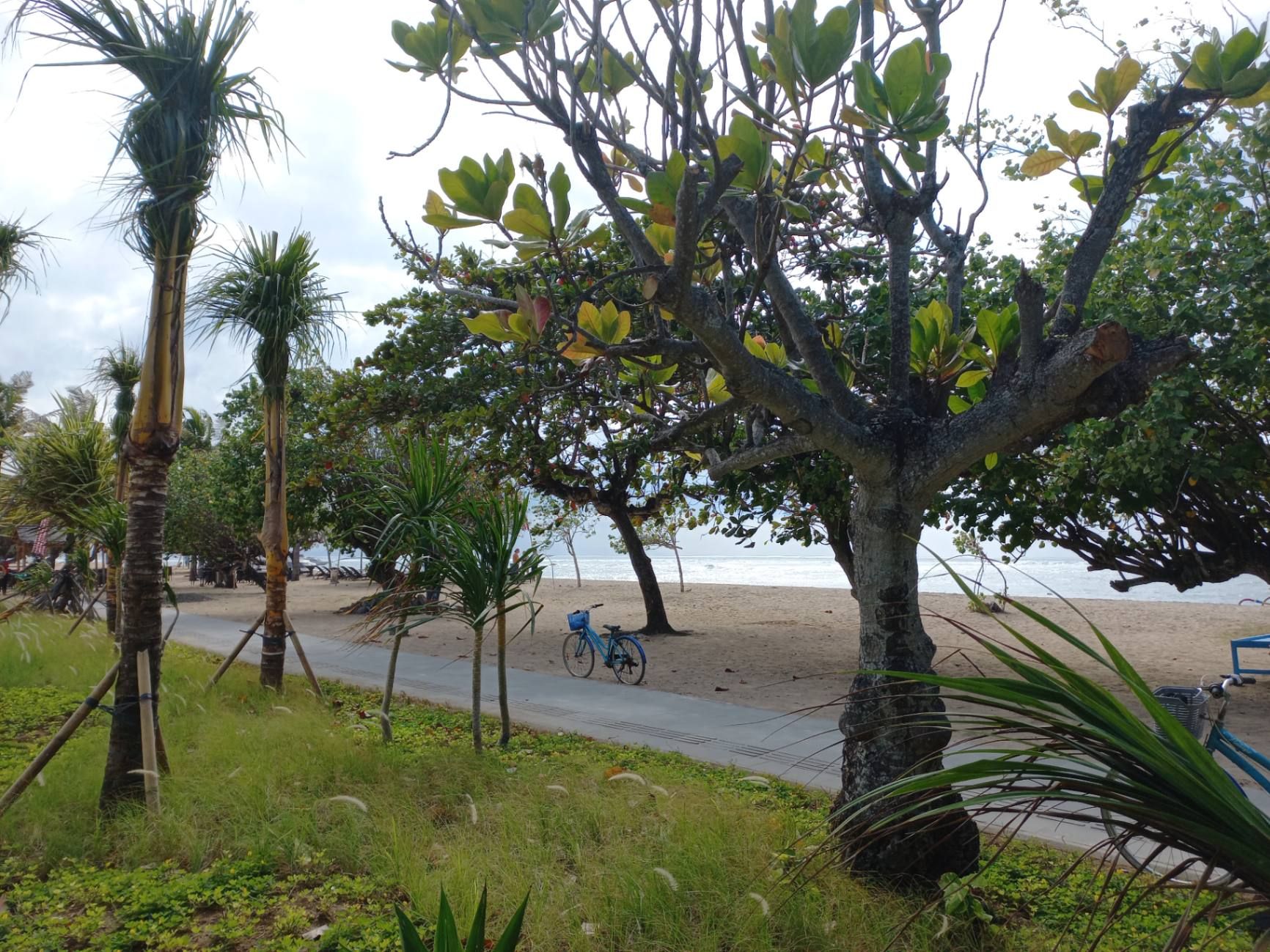 Даже в пасмурную погоду набережная Санура напоминает картинку с тропической открытки. Фото Дарины Устич