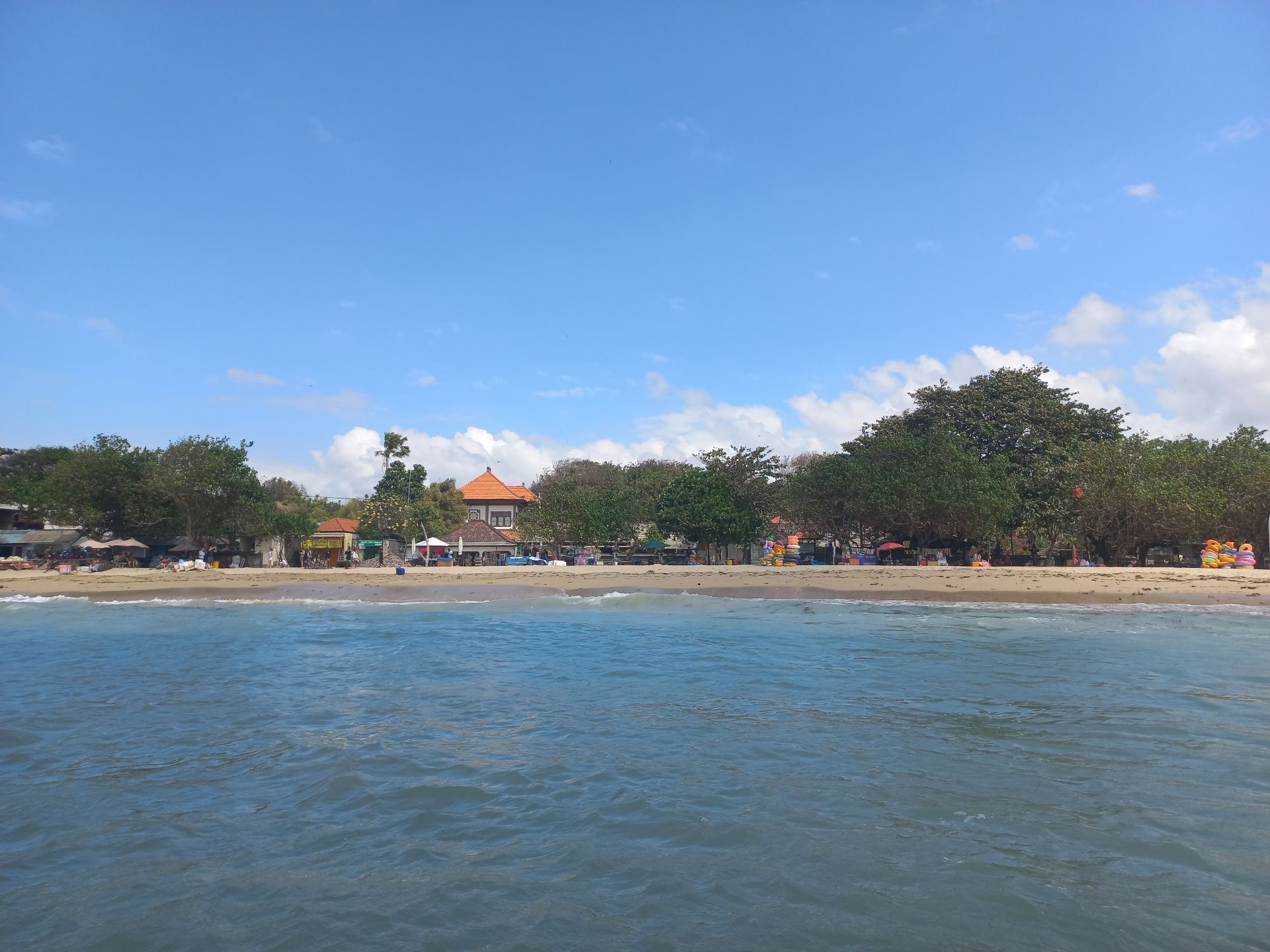 Море тёплое и прозрачное с песчаным ровным дном. Фото Дарины Устич