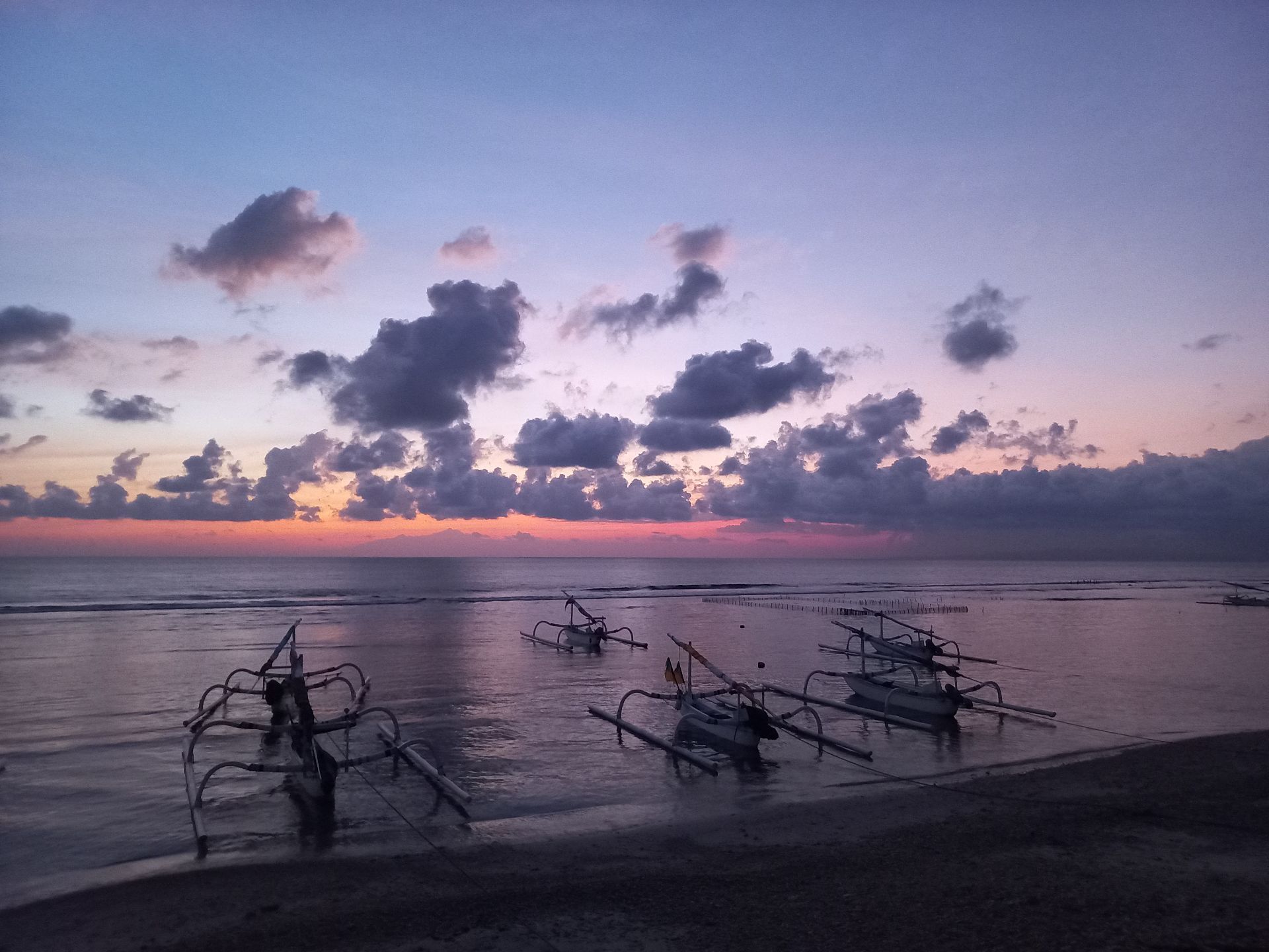Сказочный рассвет на Нуса-Пенида. Вид из отеля. Фото Дарины Устич