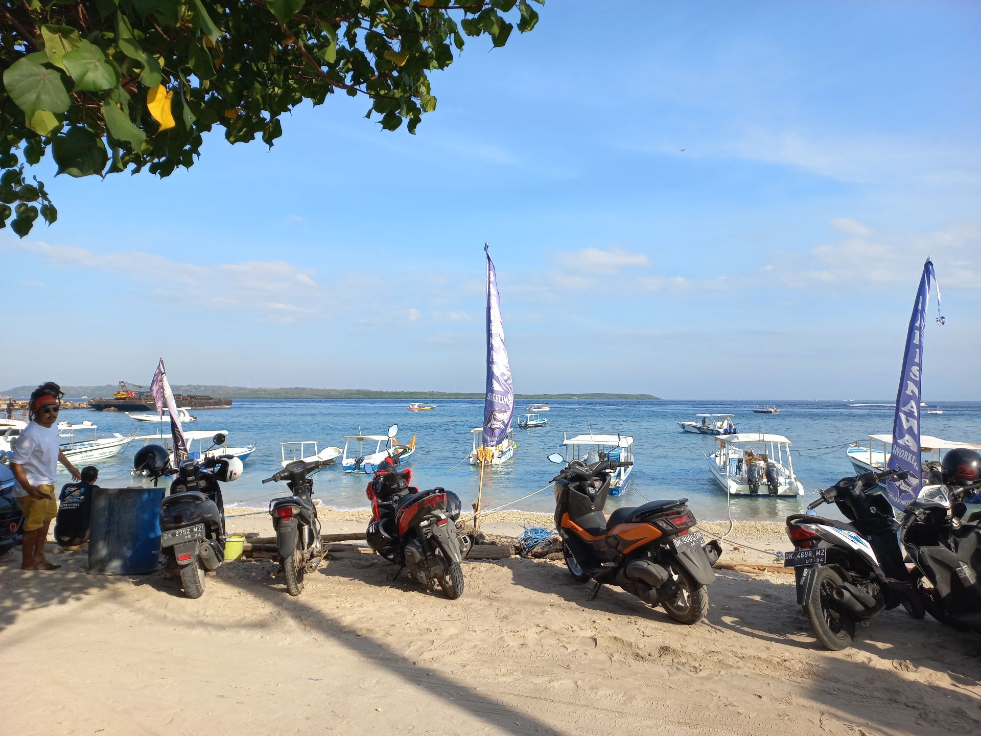 Арендовать скутер можно хоть на пляже, хоть в центре города. Фото Дарины Устич