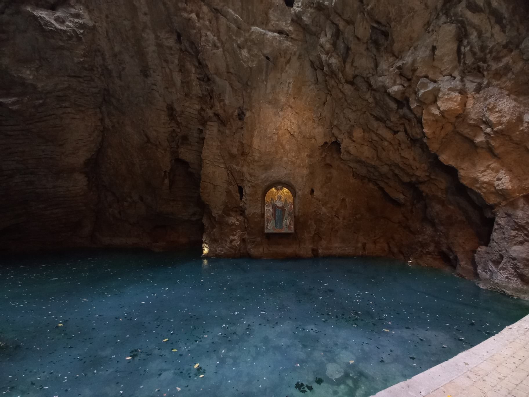 Бирюзовая вода насыщена сероводородом. Фото Дарины Устич