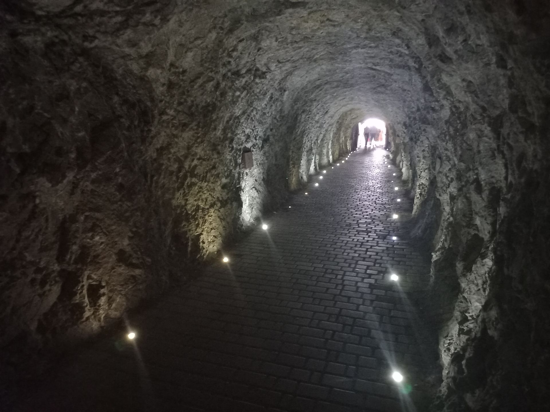 Таинственный проход в скале. Фото Дарины Устич