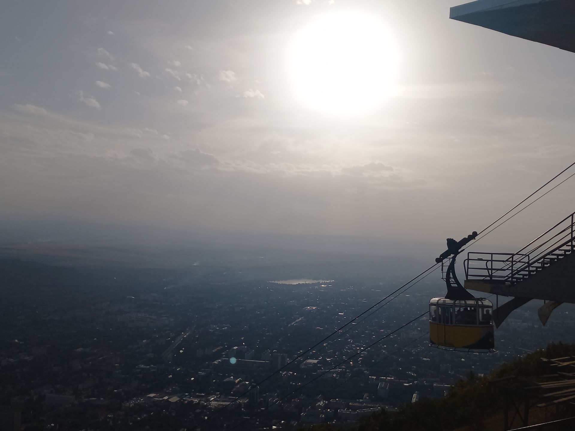 Канатная дорога поднимает на вершину горы. Фото Дарины Устич