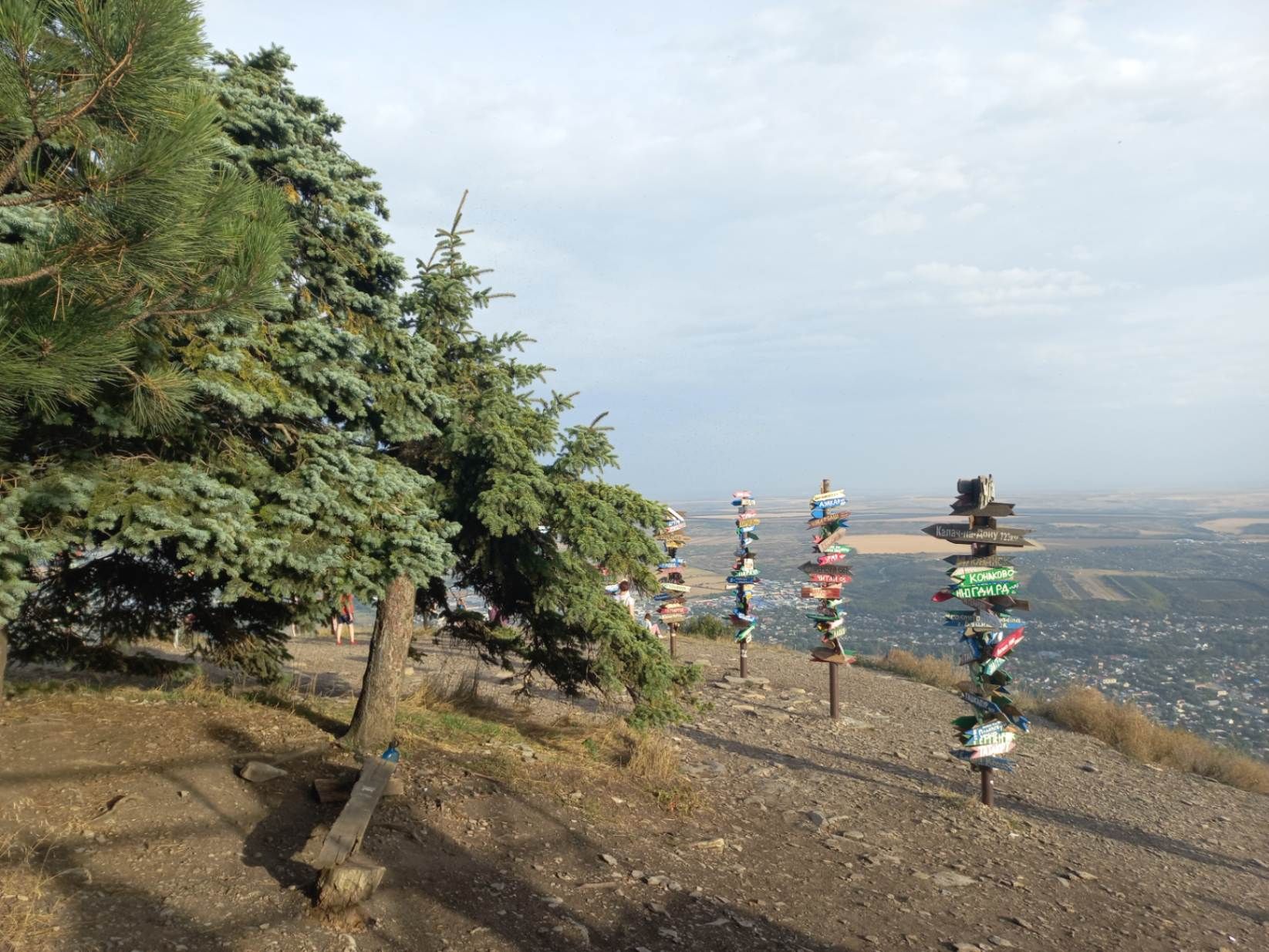 С канатки туристы сразу бегут к табличкам. Фото Дарины Устич