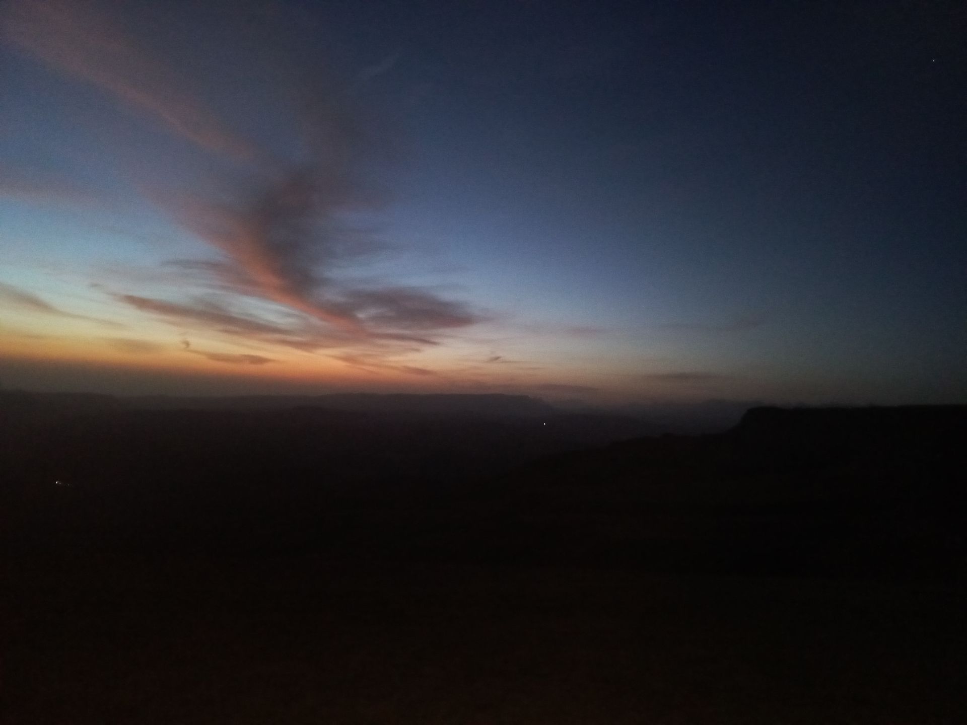 Небо начинало свою игру света. Фото Дарины Устич