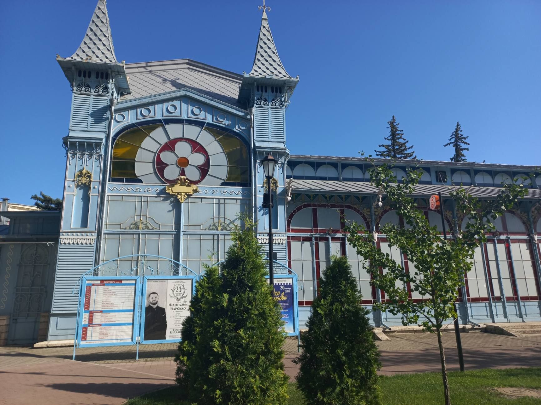 Лермонтовская галерея похожа на сказочный замок. Фото Дарины Устич