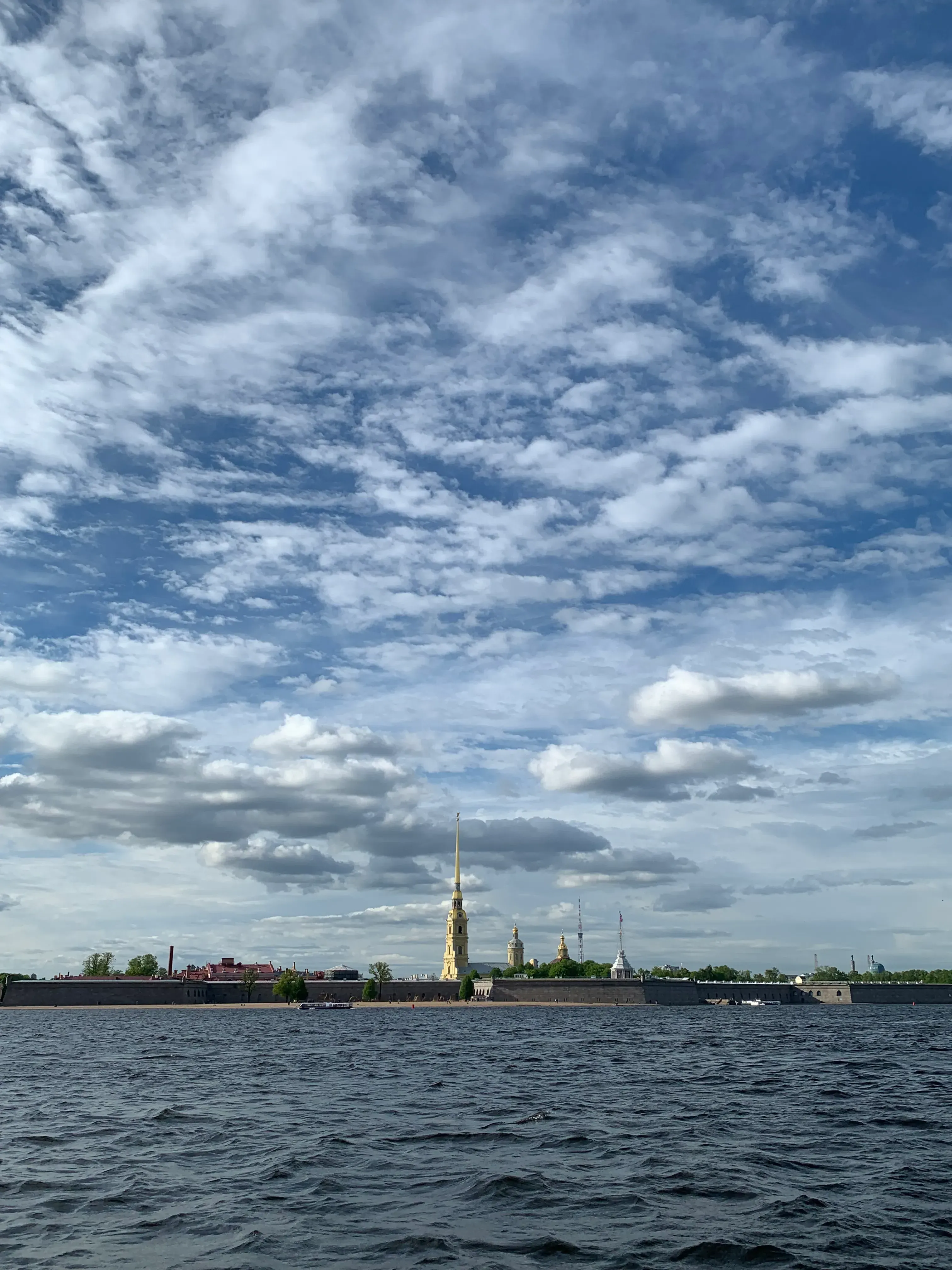 Закажите речную экскурсию. Фото: Ангелина Головатая