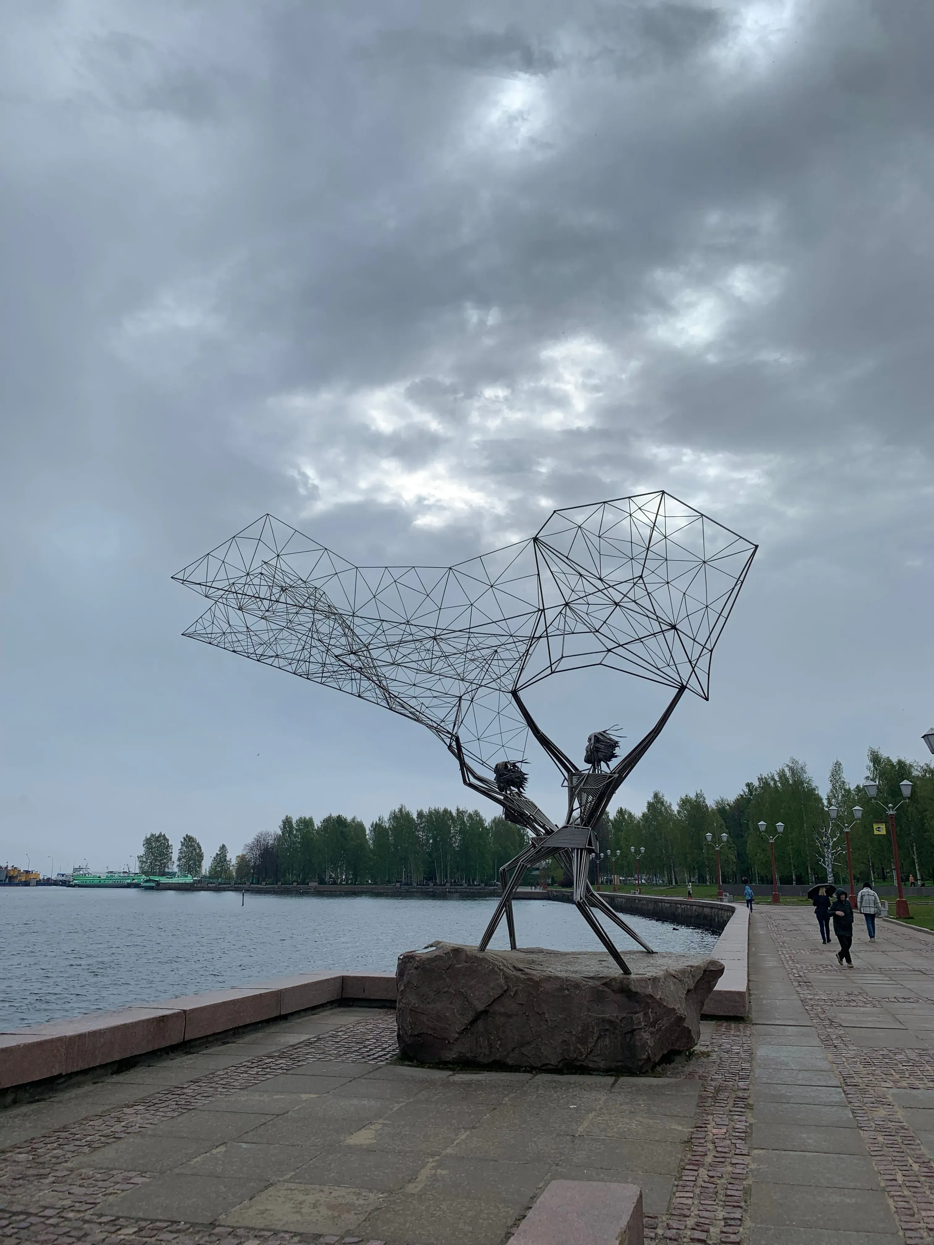 Скульптура «Рыбаки» на набережной Петрозаводска