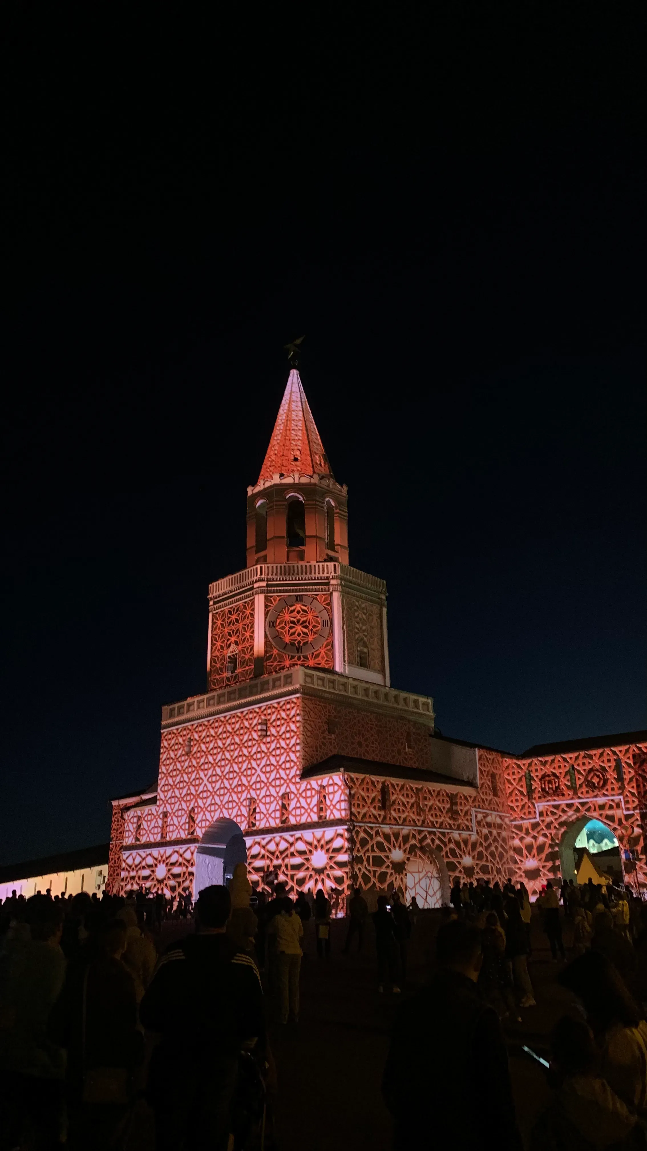 Спасская башня Казанского кремля во время фестиваля НУР. Фото: Ангелина Головатая