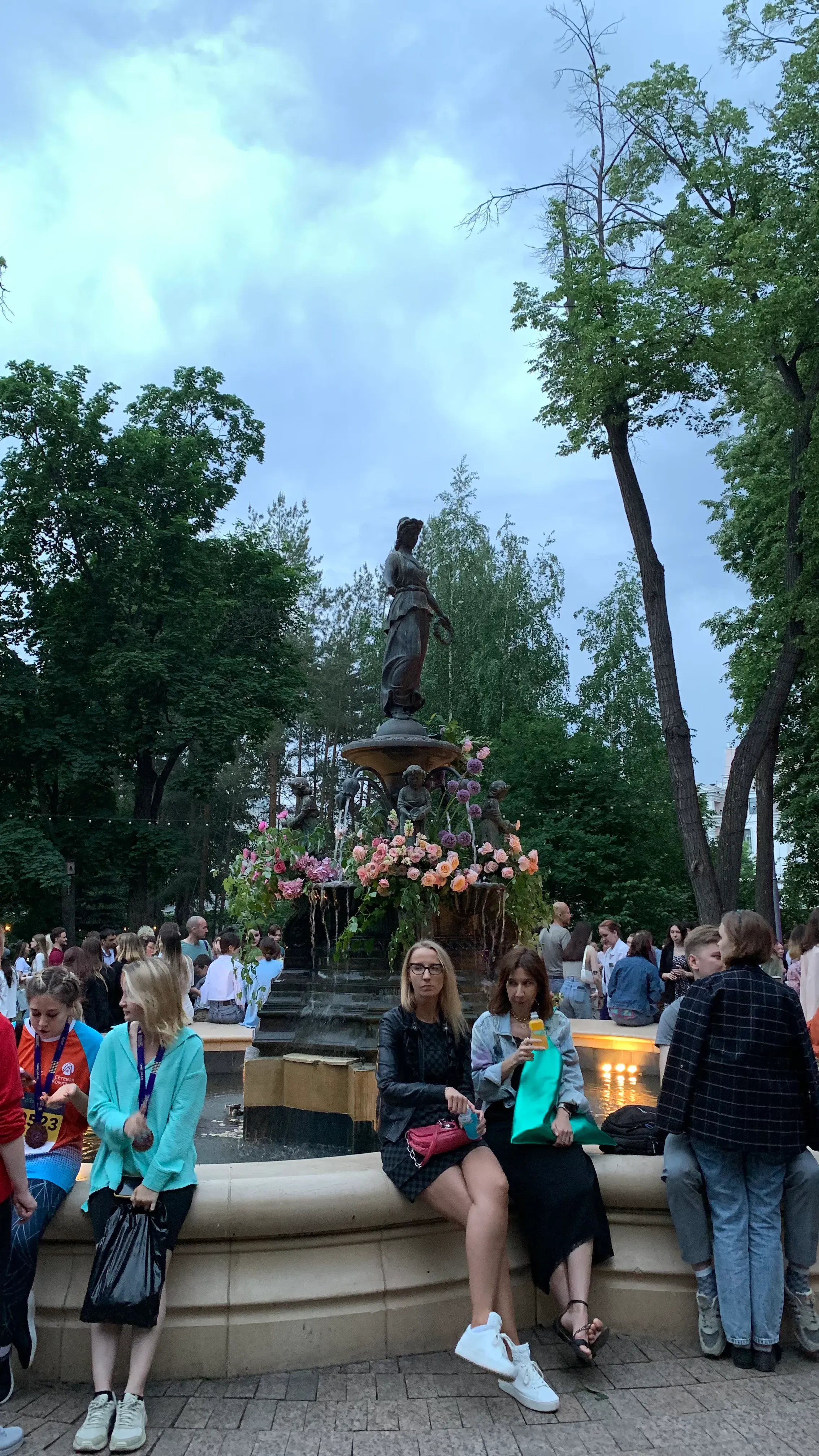 Во время мероприятий и на НГ фонтан украшают. Фото: Ангелина Головатая