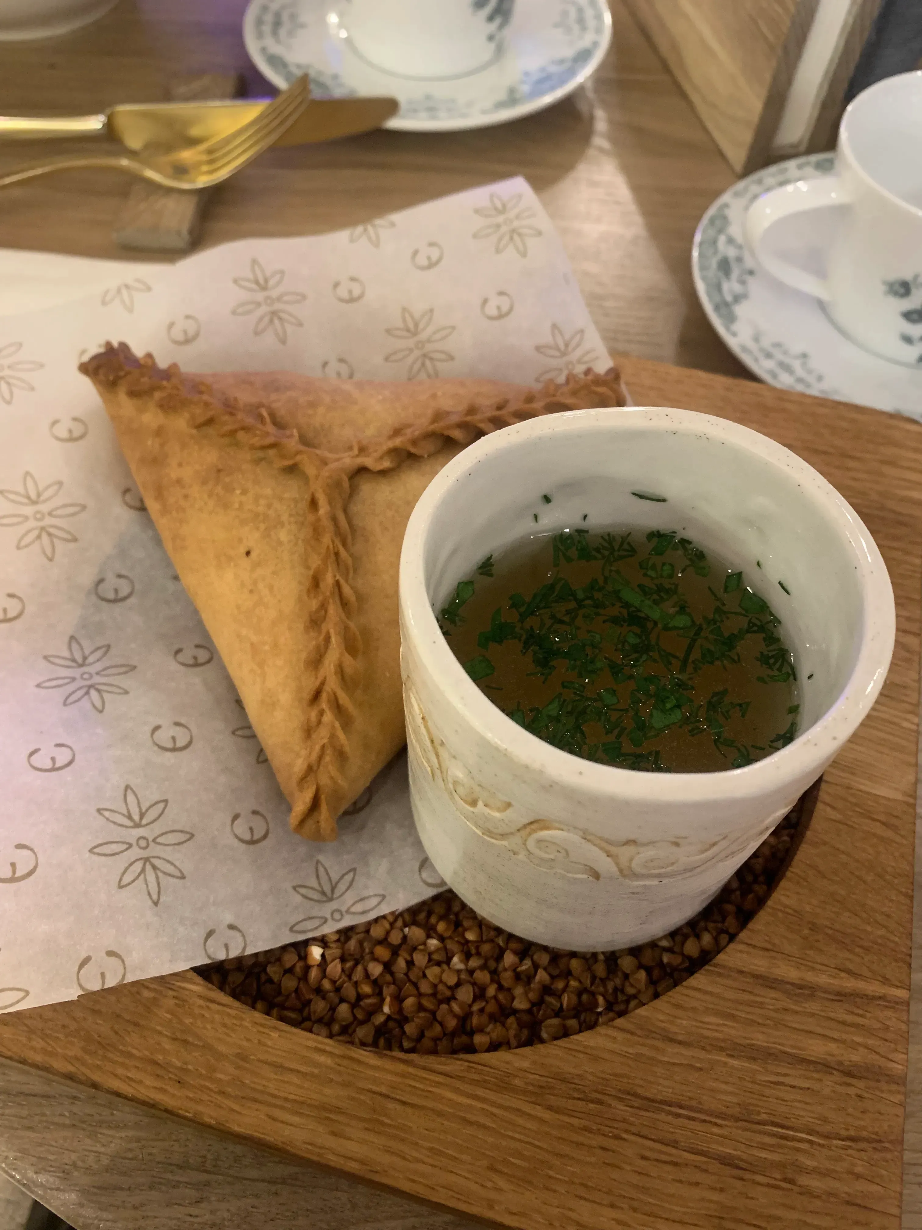 Треугольник с бульоном, он же өчпочмак по-татарски. Фото: Ангелина Головатая