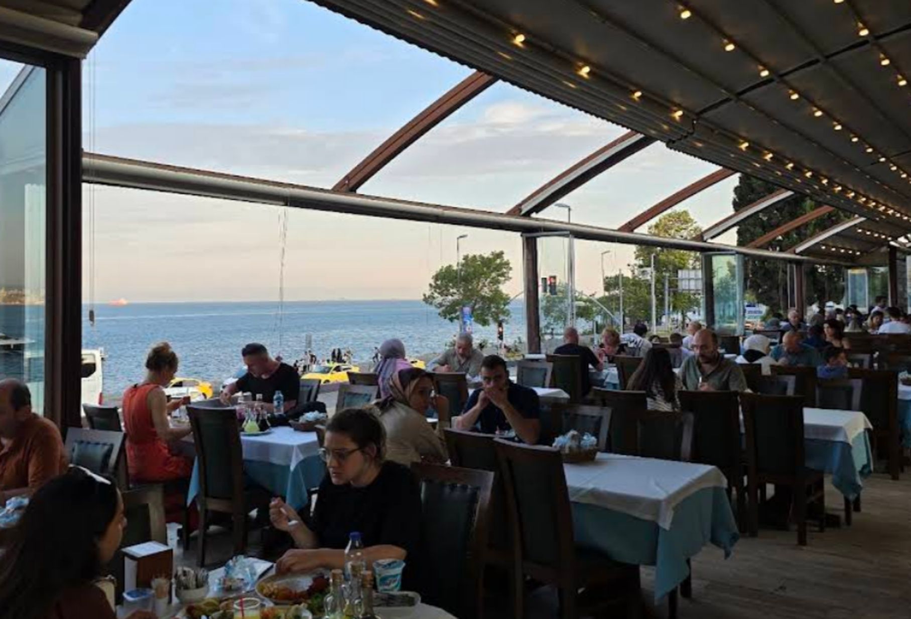 Здесь всегда много народу, а столик у окна придётся подождать в уютном дворике. Фото Дарины Устич