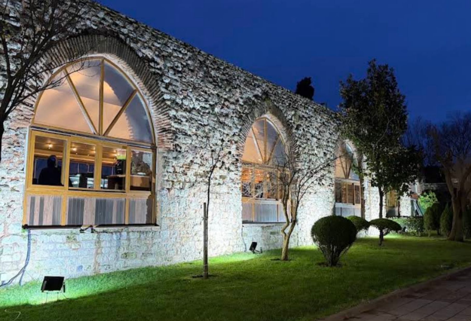 Тот самый внутренний дворик находится прямо подстенами дворца Топкапы. Фото Дарины Устич