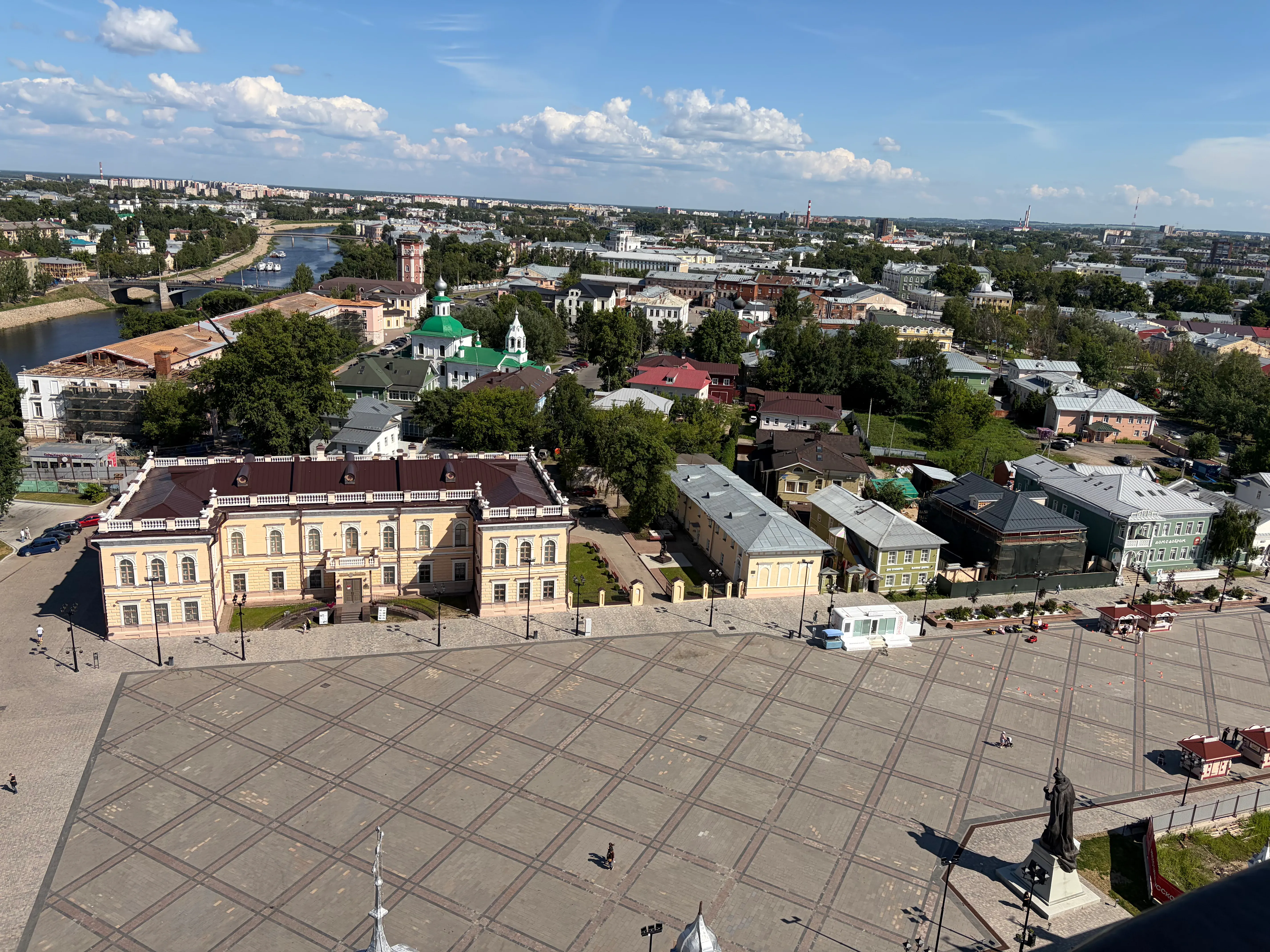 Вид с высоты 78,5 метров на городскую площадь