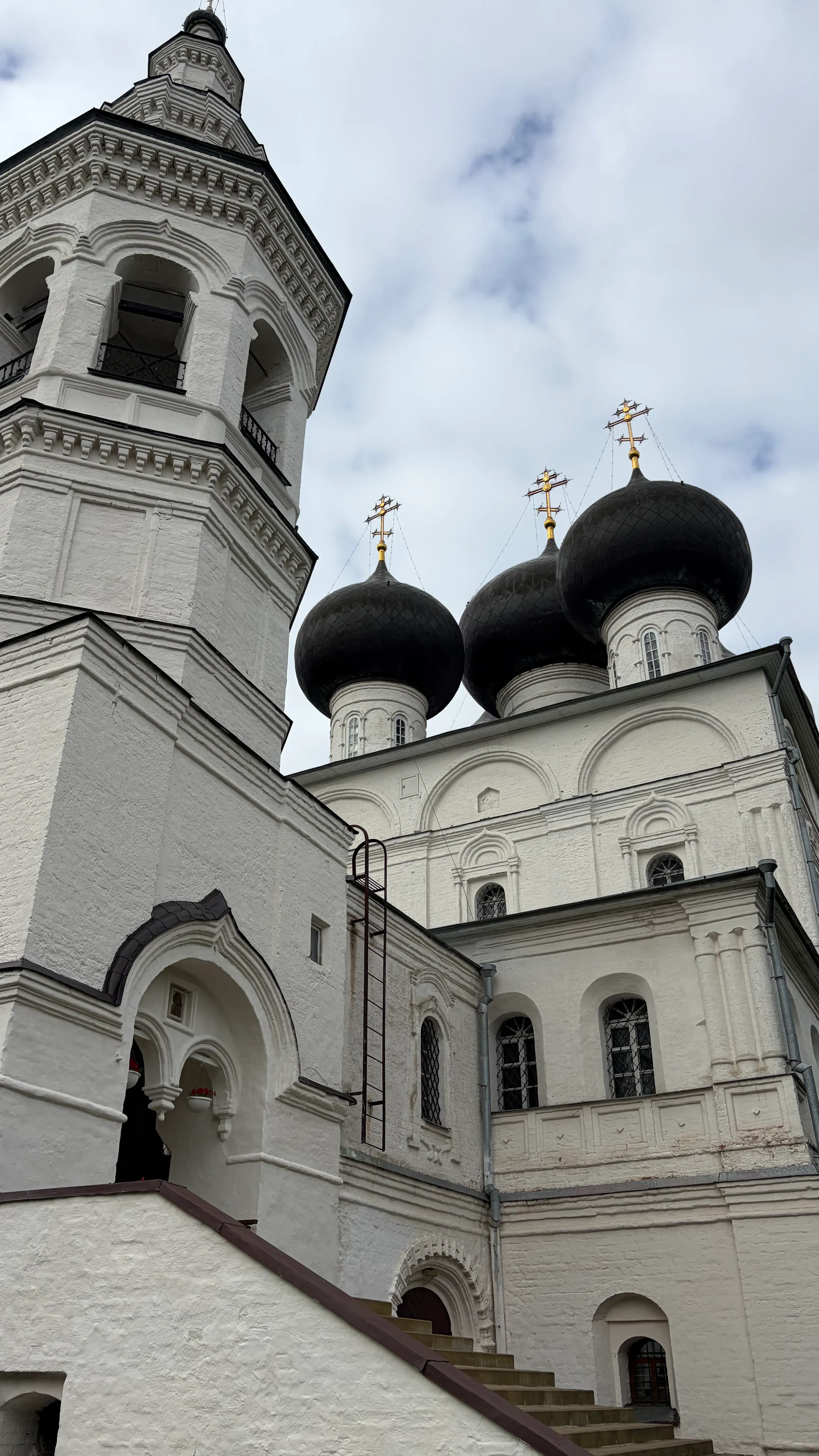 Построенная позднее колокольня