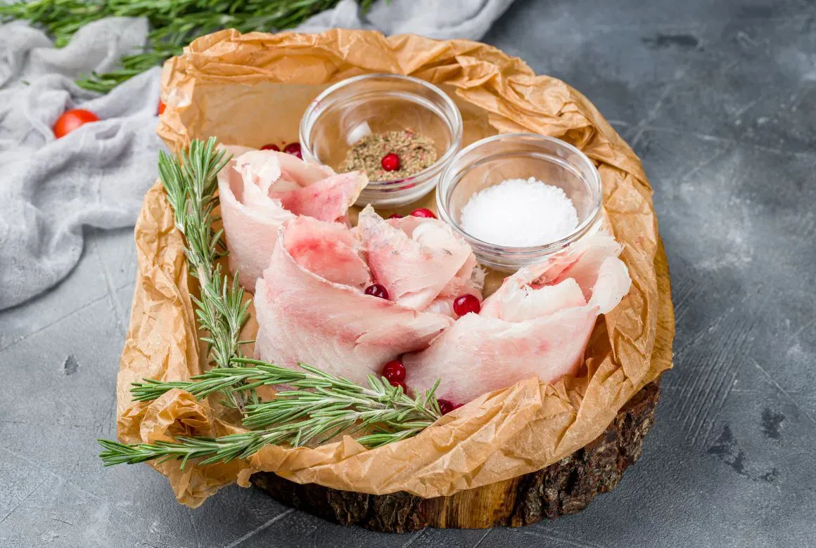 Строганина с солью и перцем (Максим Крысанов / Canva)
