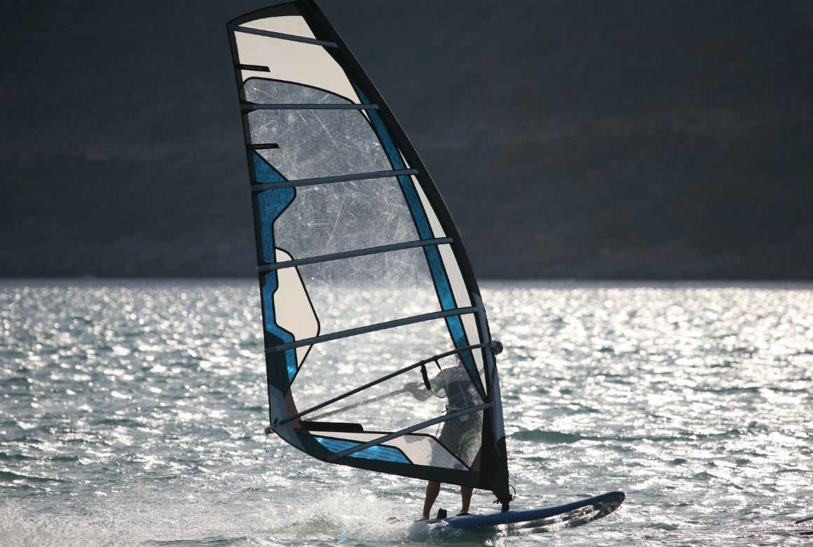 На Азовском море идеальные условия для виндсёрфинга (MDoubrava / Canva)