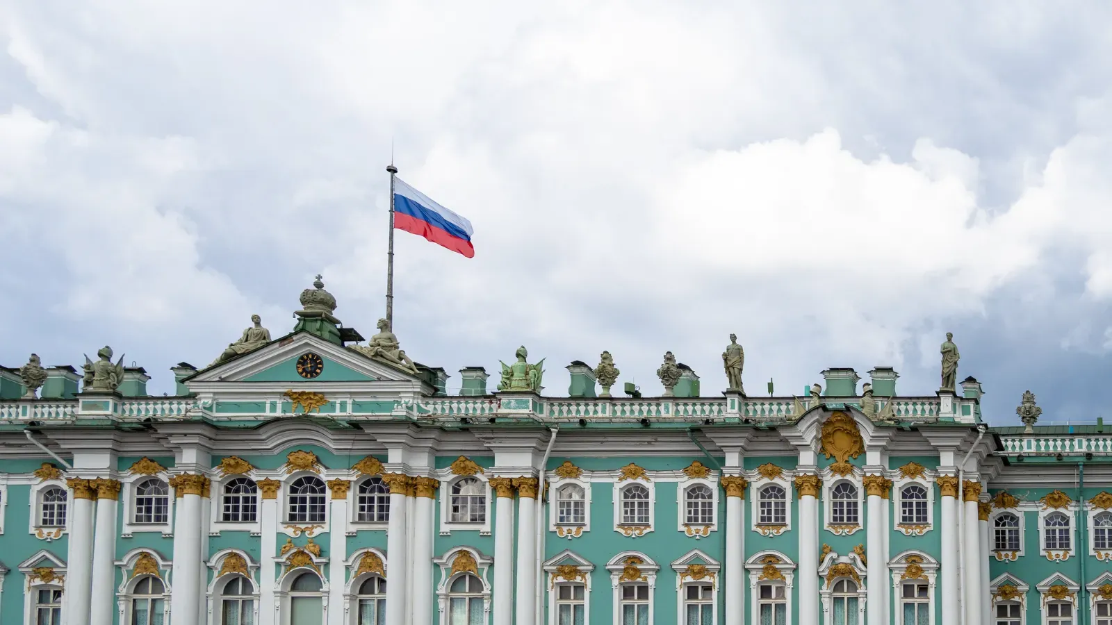 Зимний дворец к празднику готов / KrimKate / Canva