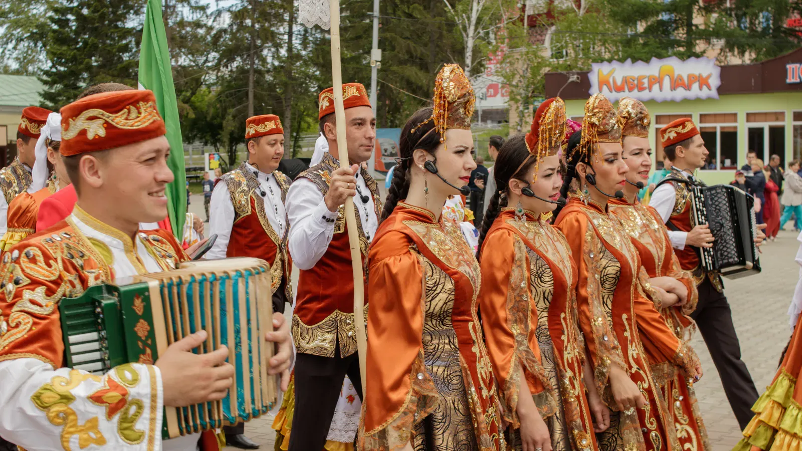 Праздничное шествие / Irina Kononova's Images / Canva
