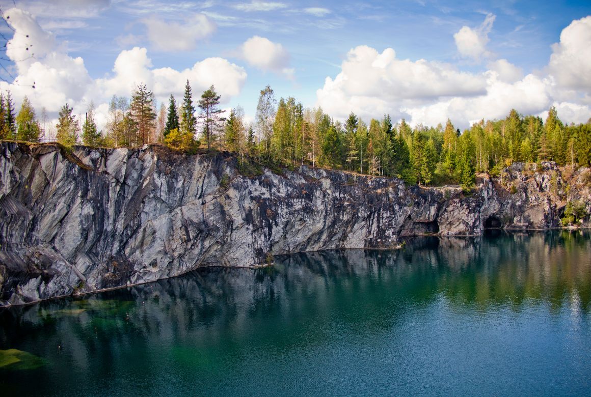 Эти скалы нравятся всем — и деревьям тоже (Ukususha / Canva)