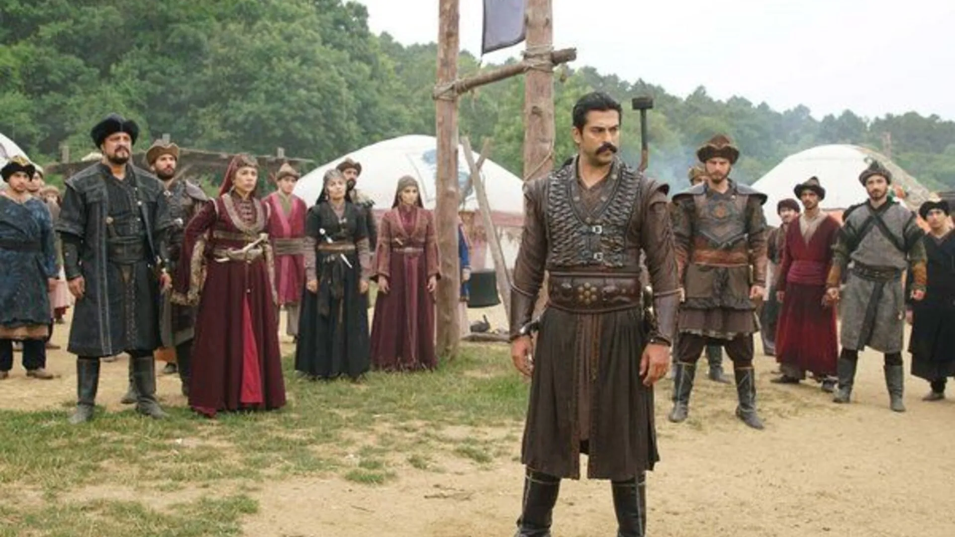 Стоп-кадр из сериала «Основание: Осман» и вид на те самые шатры.