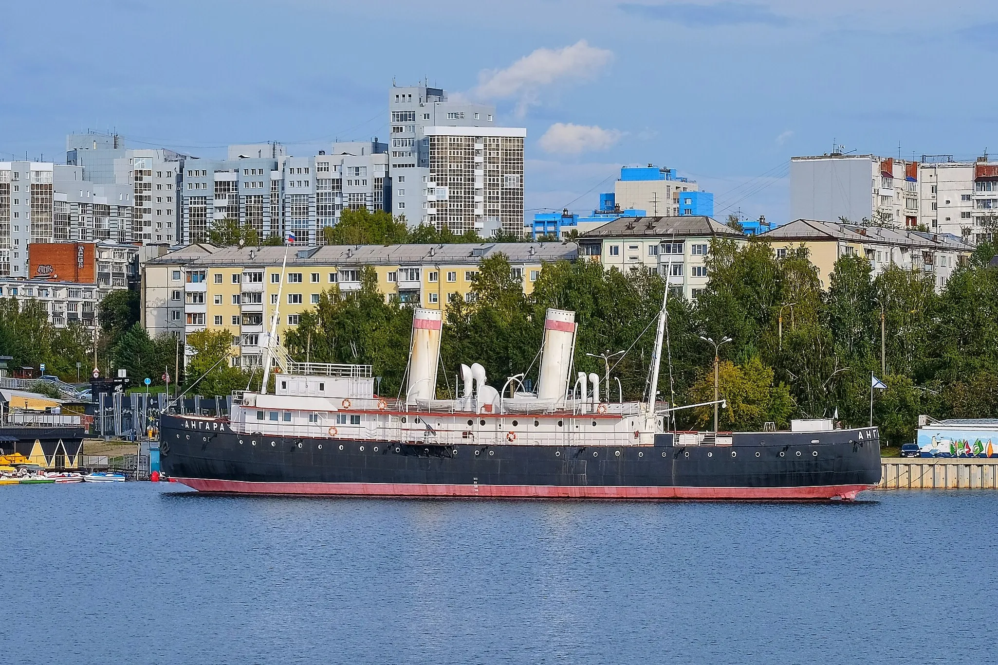 Восстановленный ледокол на вечной стоянке в Иркутске (вид с дамбы Иркутской ГЭС) / Фото Vyacheslav Bukharov / wikimedia