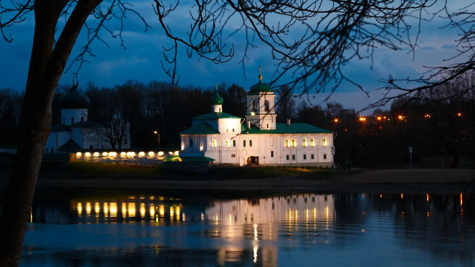 Вид на Мирожский монастырь ночью. Veineleissa / Canva